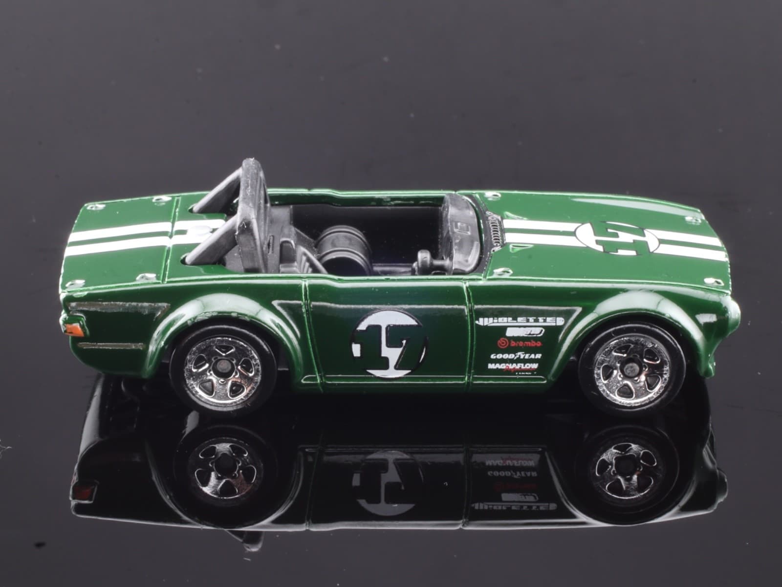2009 Hot Wheels New Models ~ TRIUMPH TR6 (33/190) ~ Green 1/64 Diecast Car - Thumbnail 2