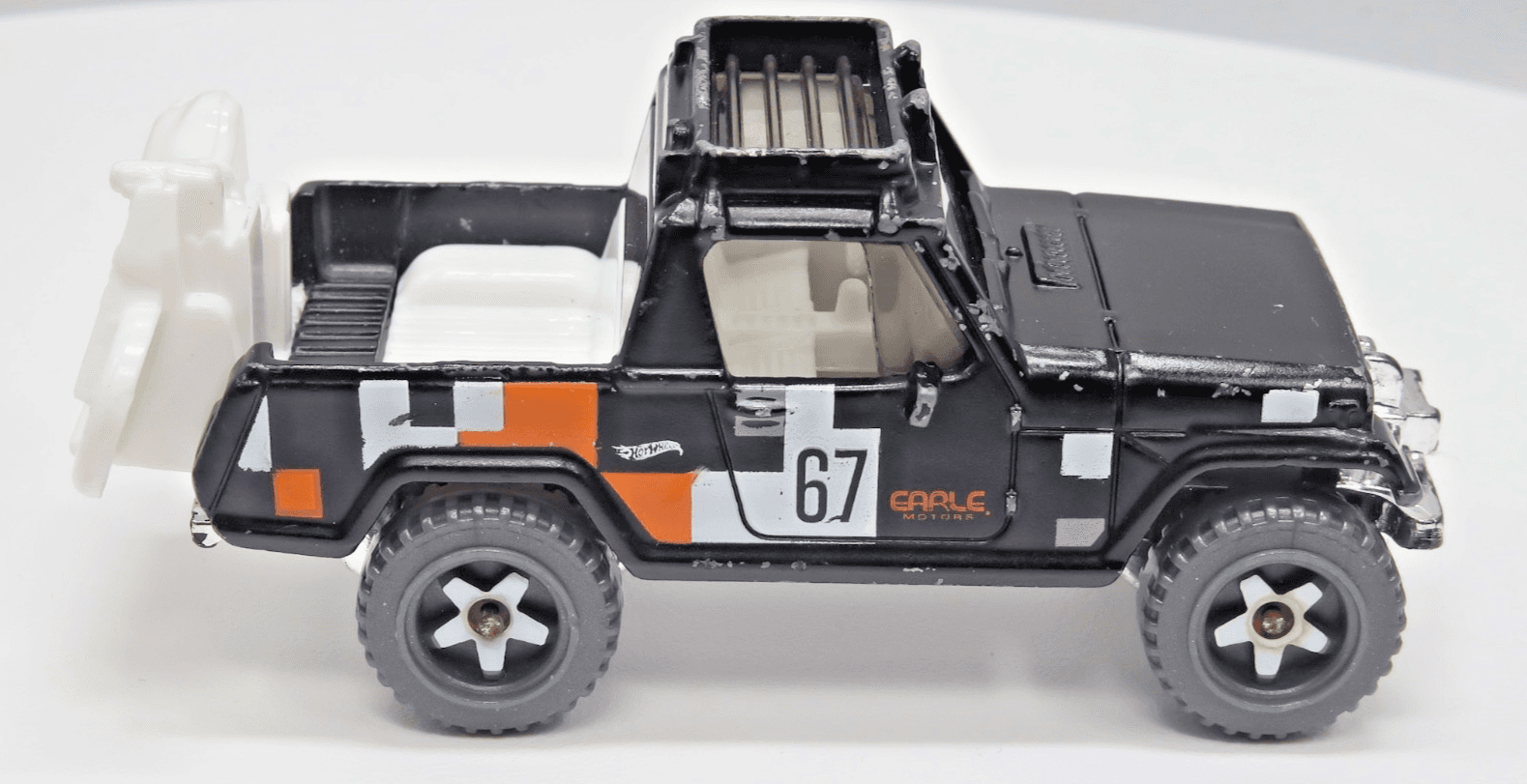 20121 Hot Wheels ~ 1967 JEEPSTER COMMANDO ~ 1:64 Diecast - Thumbnail 3