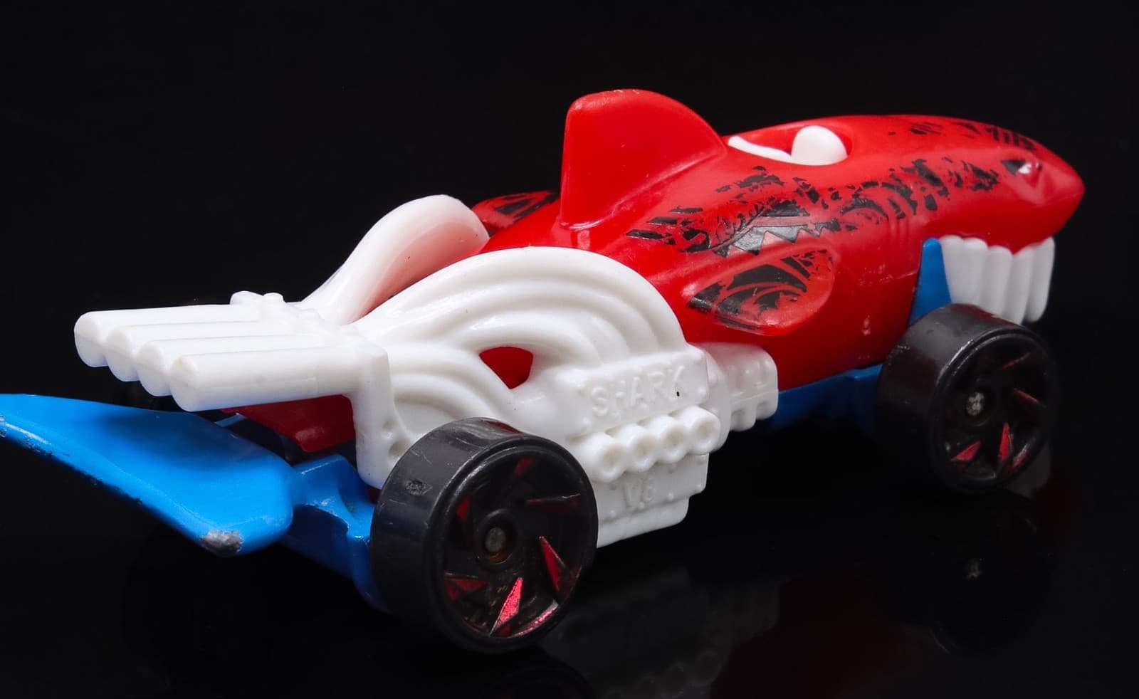1986 Hot Wheels ~ SHARKRUISER ~ Red White Blue Shark Cruiser - Thumbnail 5