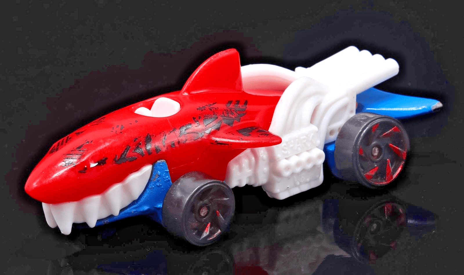 1986 Hot Wheels ~ SHARKRUISER ~ Red White Blue Shark Cruiser - Thumbnail 2
