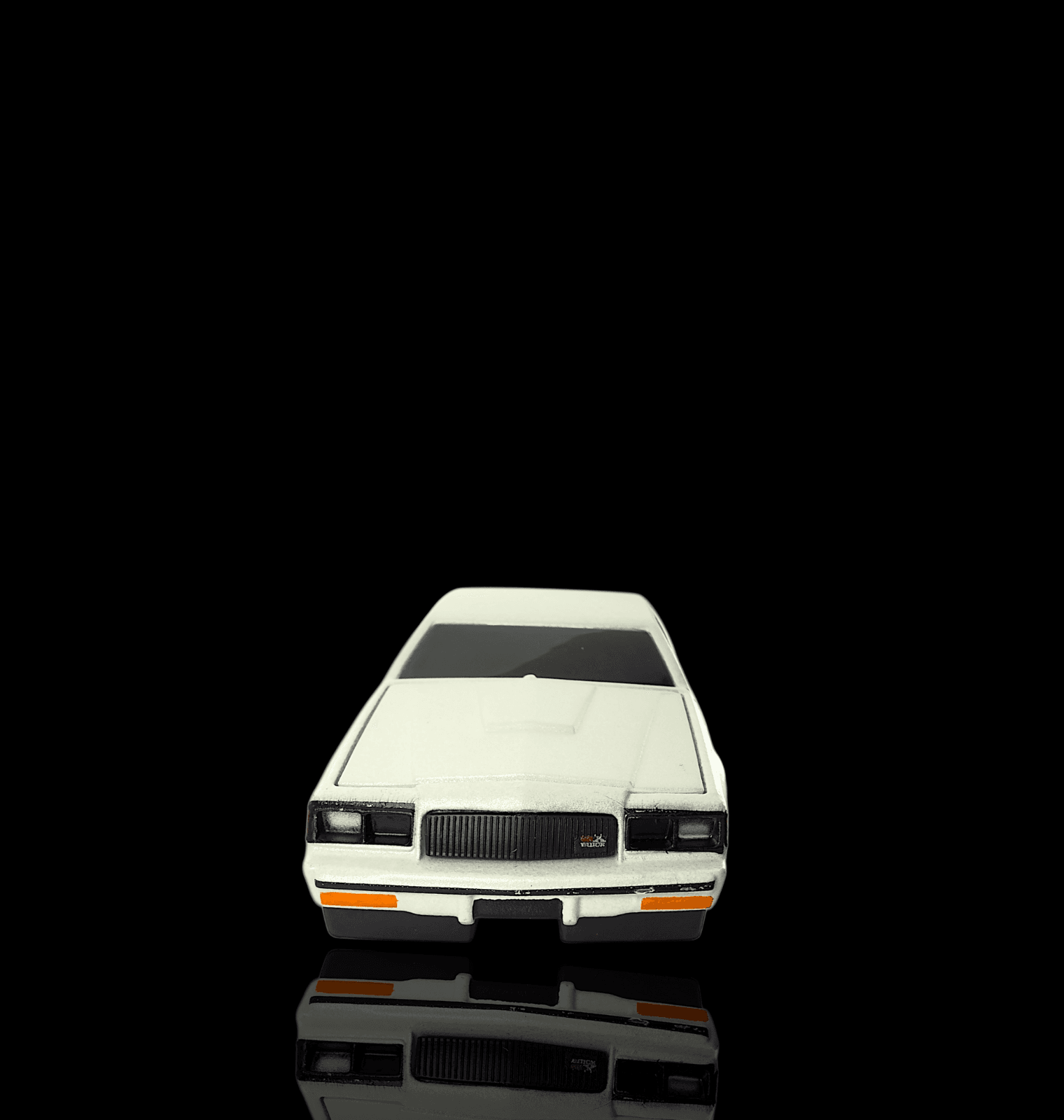 Maisto Muscle Machines 1987 Buick GNX Pearl White 1/64 Diecast Car - Thumbnail 5