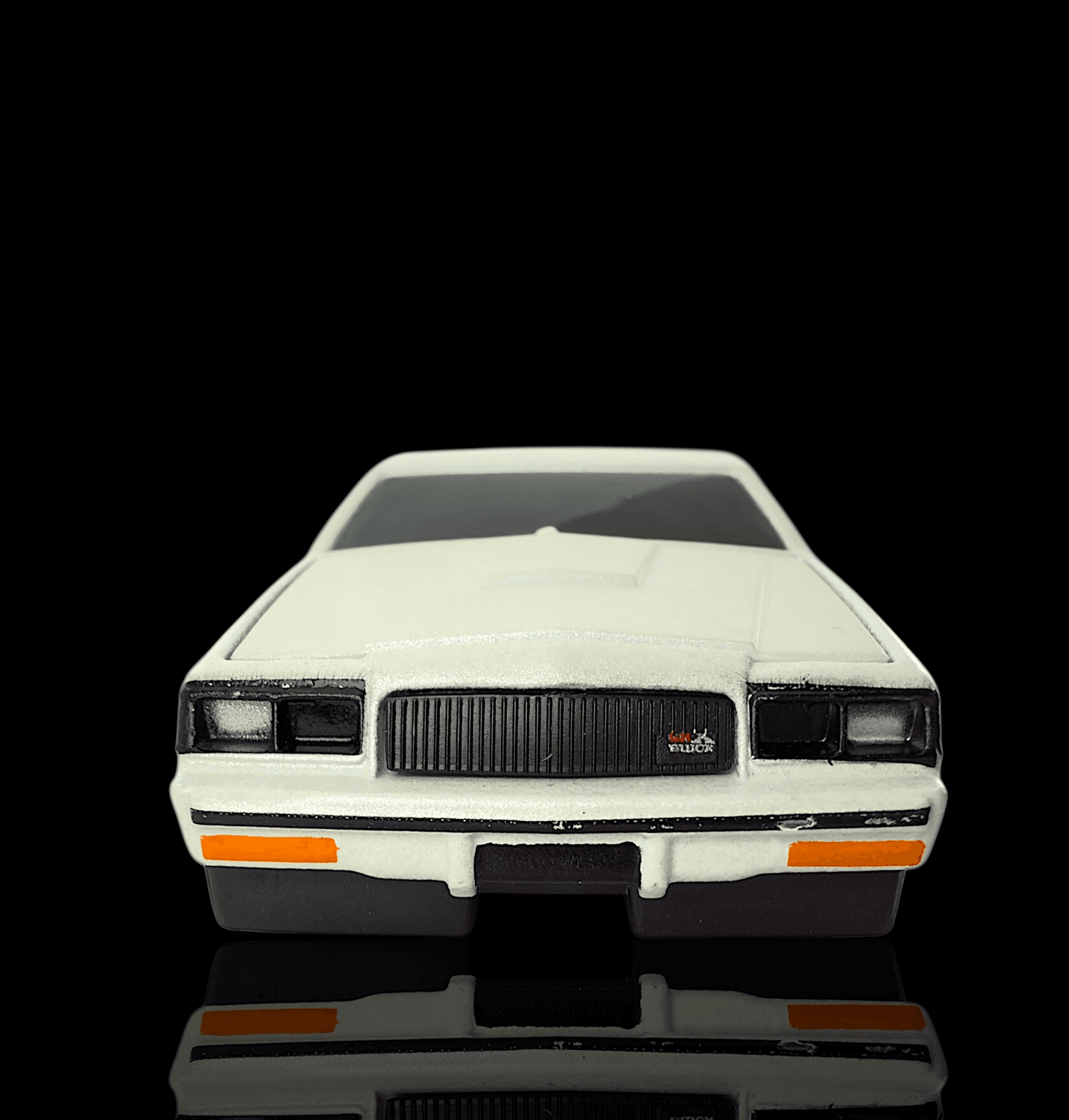 Maisto Muscle Machines 1987 Buick GNX Pearl White 1/64 Diecast Car - Thumbnail 4