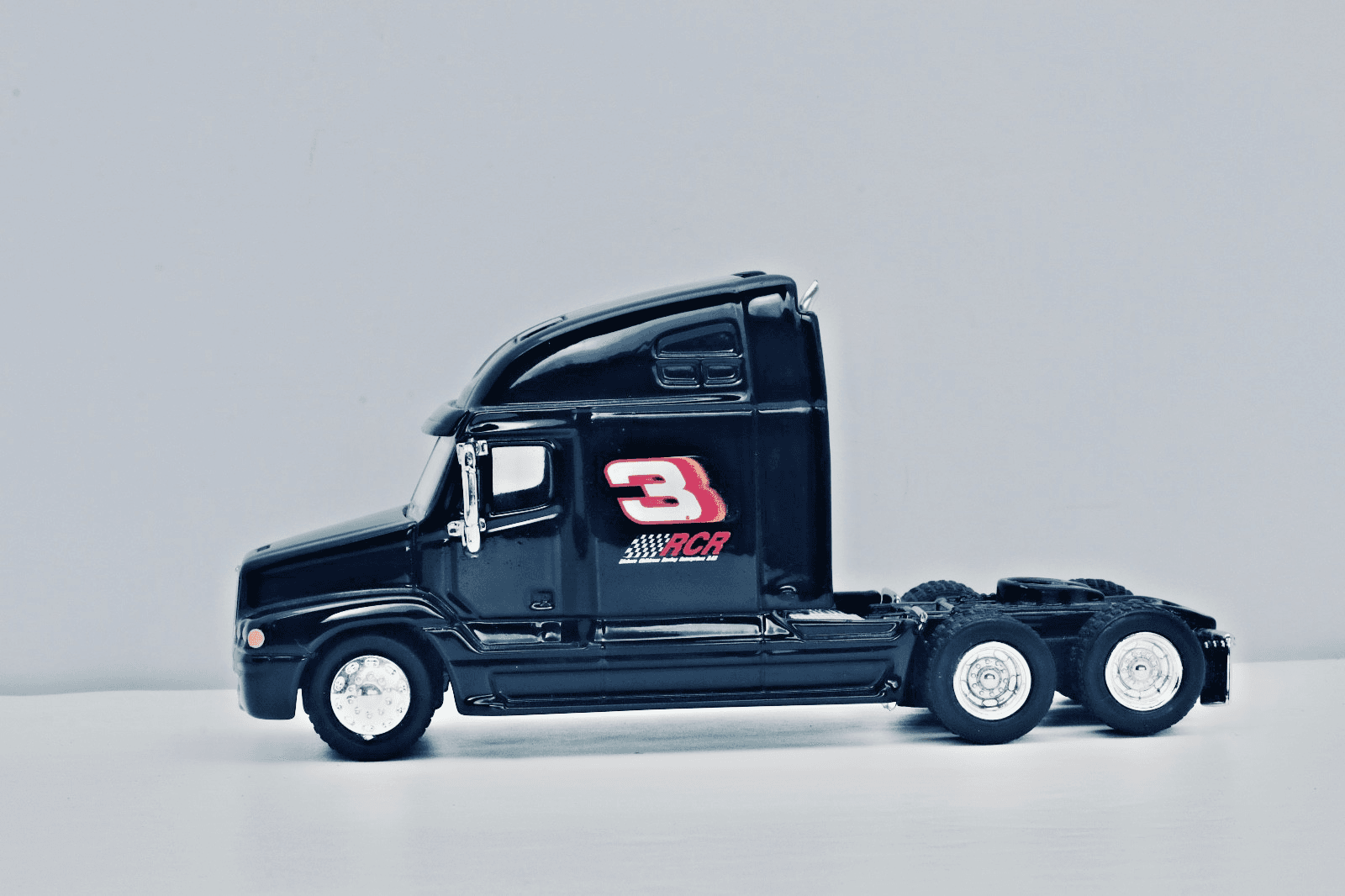 ACTION Performance ~2001 Tribute ~ Dale Earnhardt #3 GM Goodwrench 1:64 Hauler - Thumbnail 3