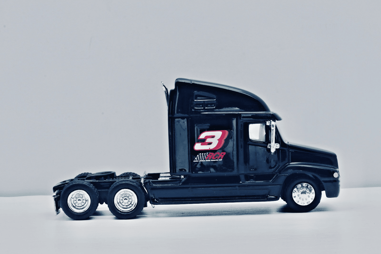 ACTION Performance ~2001 Tribute ~ Dale Earnhardt #3 GM Goodwrench 1:64 Hauler - Thumbnail 4