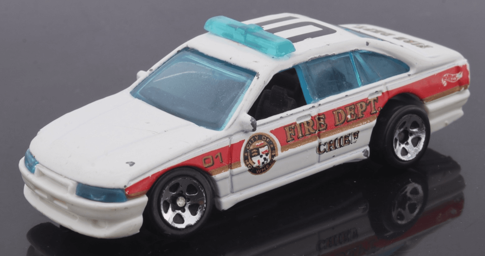 Hot Wheels ~ 1989 CITY OF HW FIRE DEPT CHIEF 01 ~ White 1:64 Diecast - Thumbnail 2