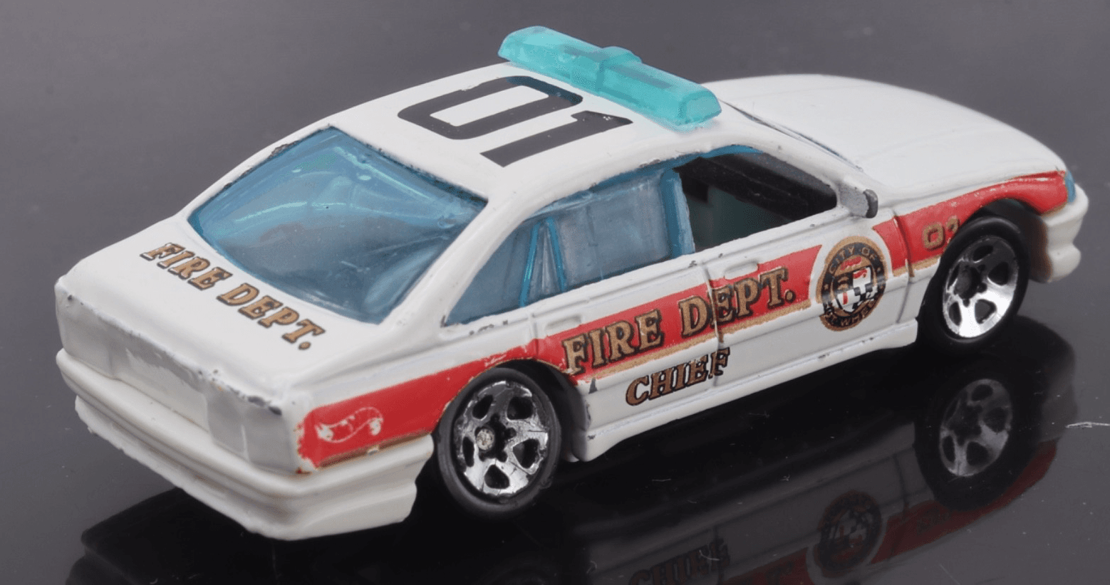 Hot Wheels ~ 1989 CITY OF HW FIRE DEPT CHIEF 01 ~ White 1:64 Diecast - Thumbnail 5