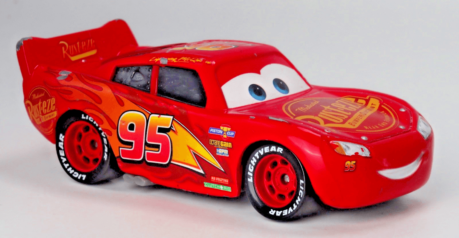 Disney Pixar Cars ~ LIGHTNING MCQUEEN "RUST-EZE" #95 ~ Red 1:55 Diecast