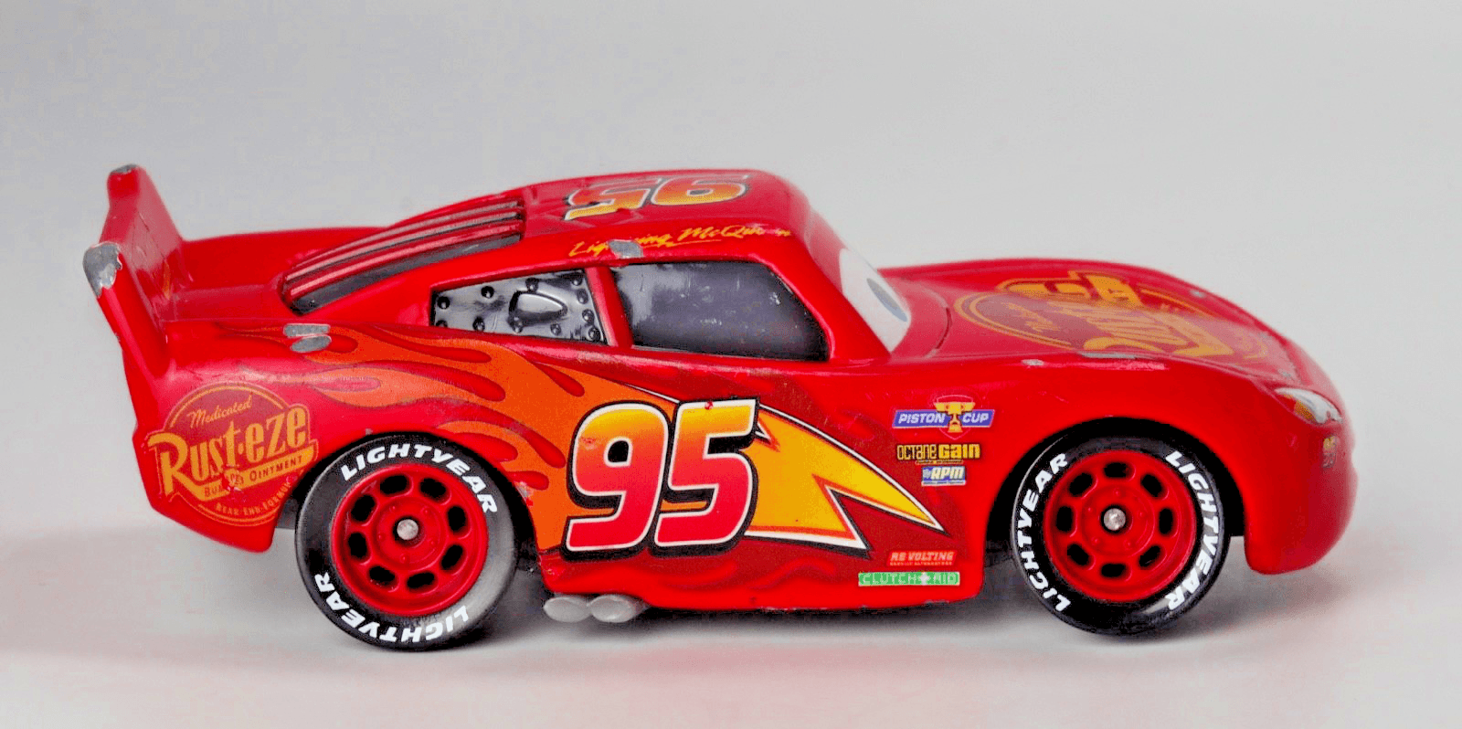 Disney Pixar Cars ~ LIGHTNING MCQUEEN "RUST-EZE" #95 ~ Red 1:55 Diecast - Thumbnail 3