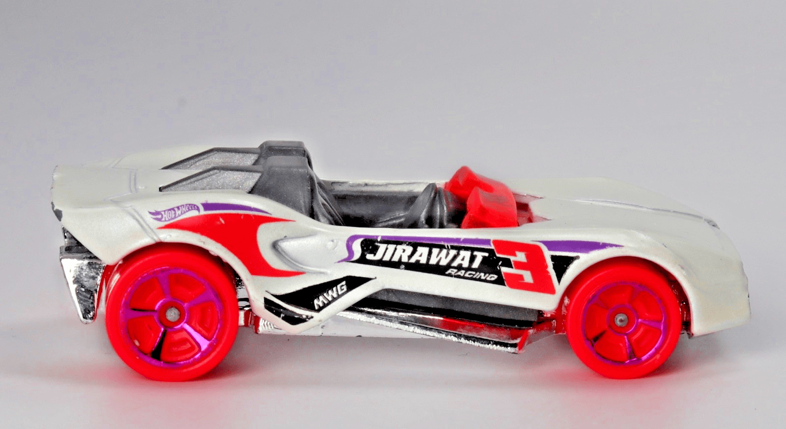 2014 Hot Wheels CARBONIC JIRAWAT ~ Racing White ~ #3 ~ 1:64 Diecast
