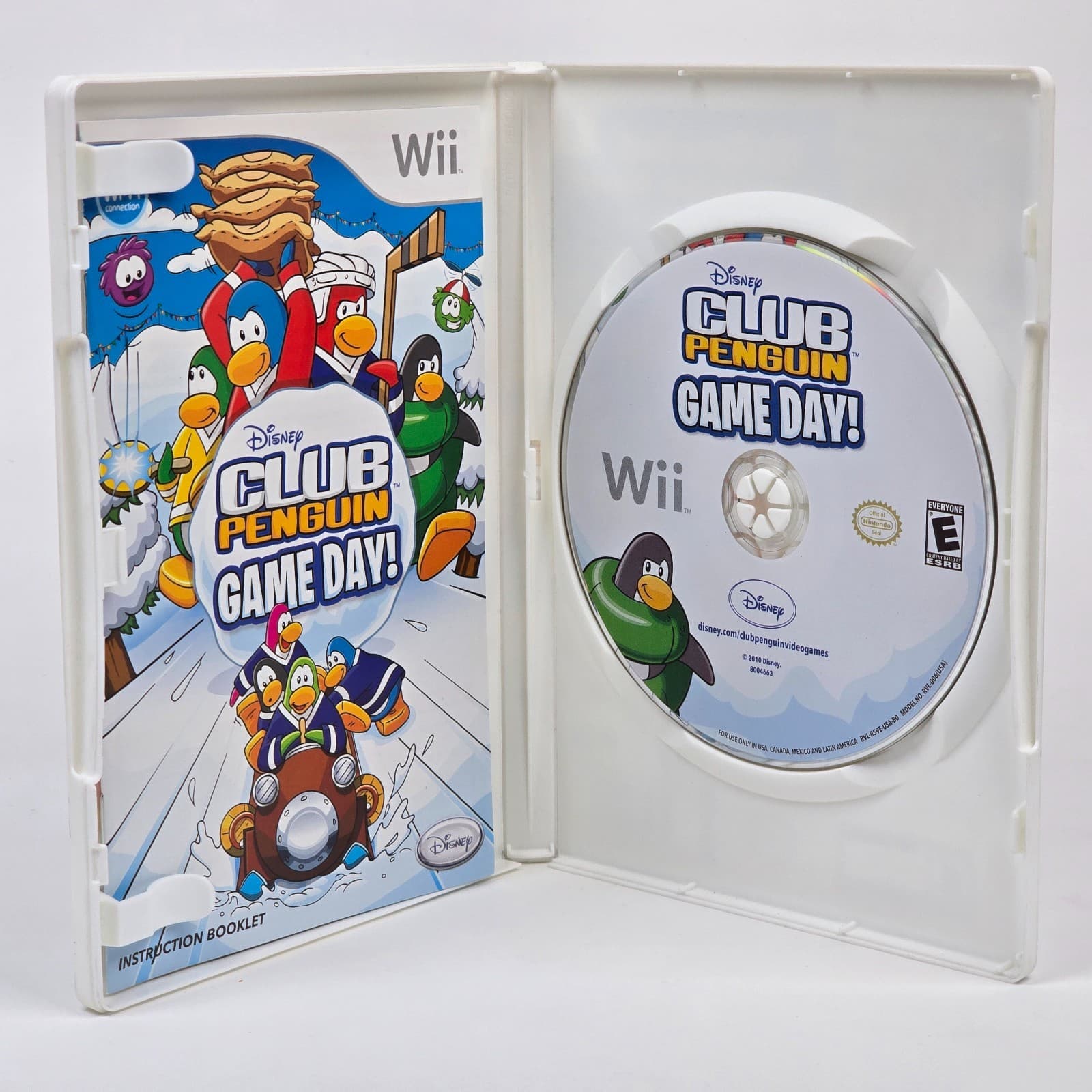 Club Penguin: Game Day (Nintendo Wii) CIB COMPLETE - Thumbnail 2