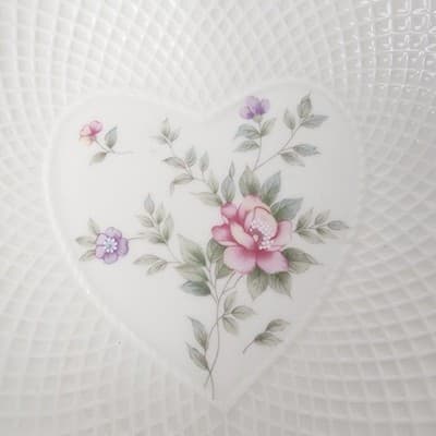 Mikasa Bone China Heart Shaped Candy Dish Floral Imprint Textured Gold Rim - Thumbnail 3