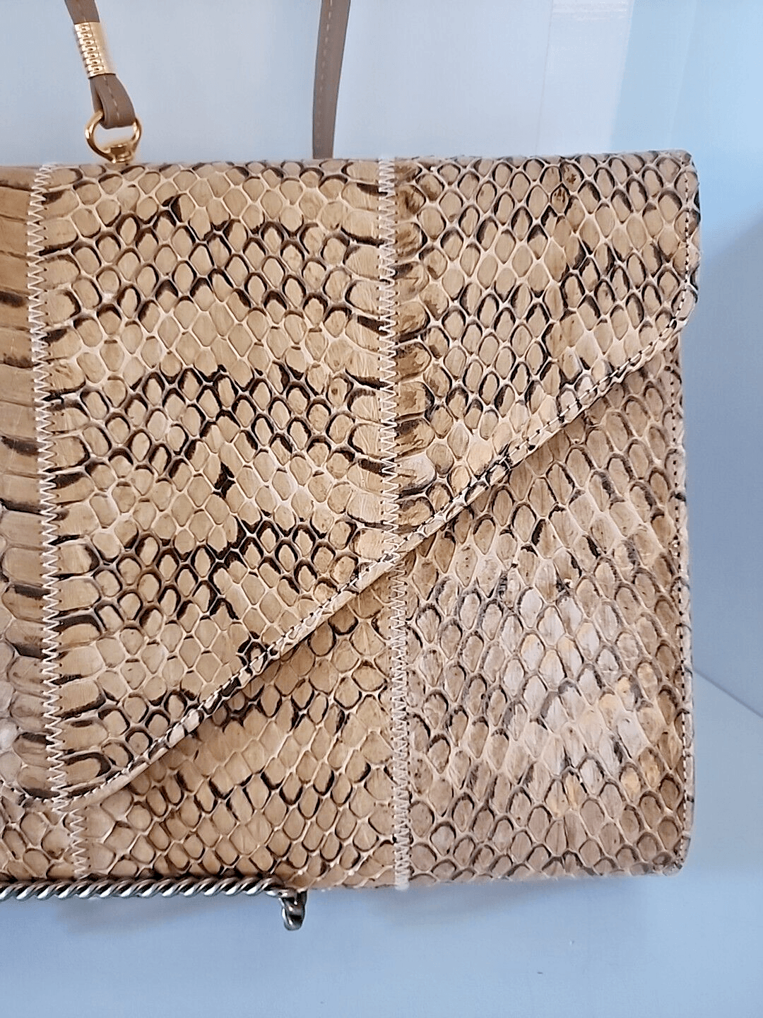Vintage 1970s Tan Genuine Snakeskin Envelope Clutch Removeable Crossbody Strap - Thumbnail 6