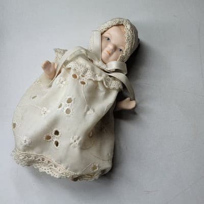 Vintage Victoria Impex 5 1/4” Porcelain Newborn Doll Beautiful Great Condition - Thumbnail 5