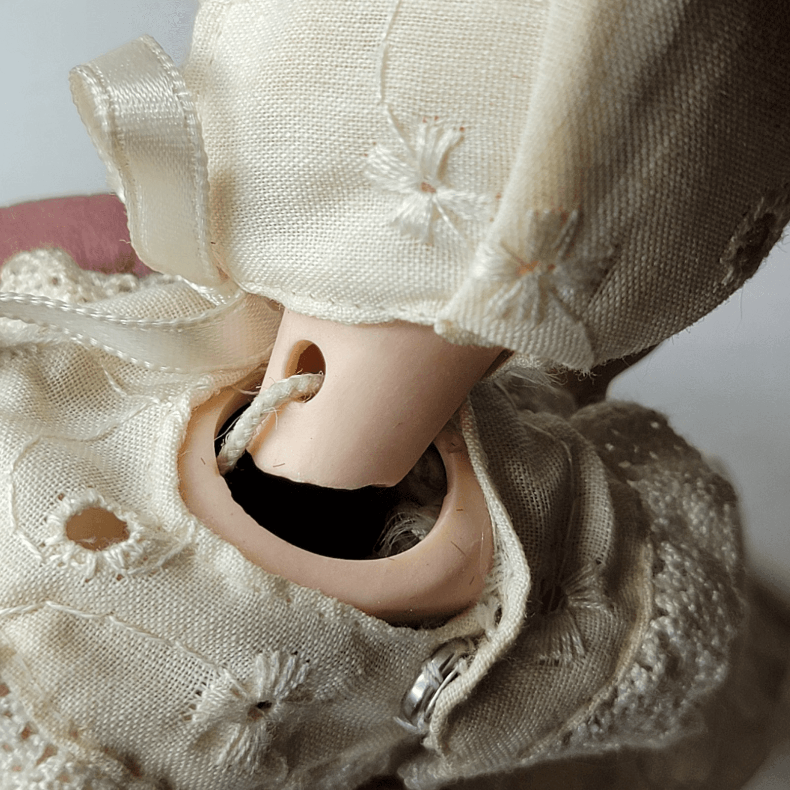Vintage Victoria Impex 5 1/4” Porcelain Newborn Doll Beautiful Great Condition - Thumbnail 8
