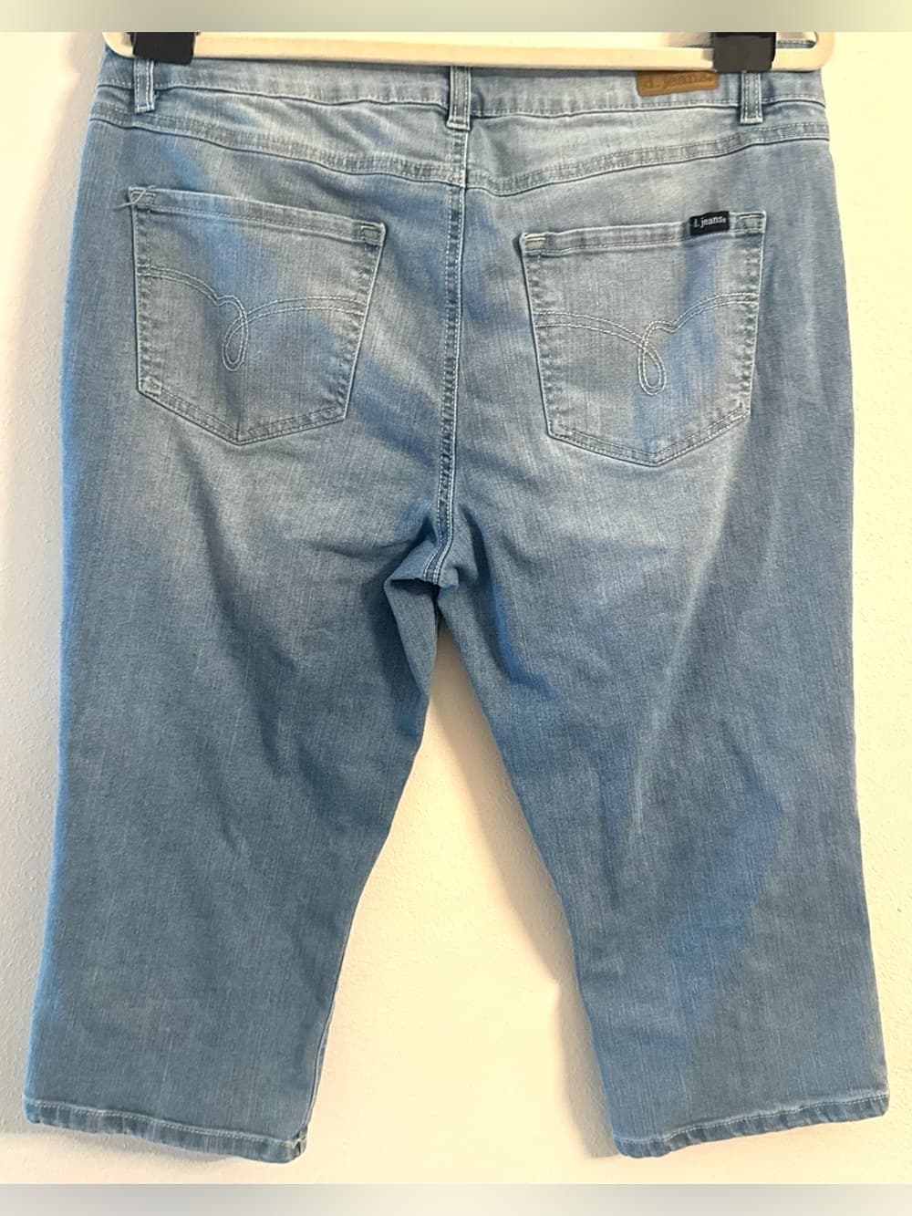d.Jeans Women’s Light Wash Stretch Cropped Capri Jeans Denim Size 12 - Thumbnail 2
