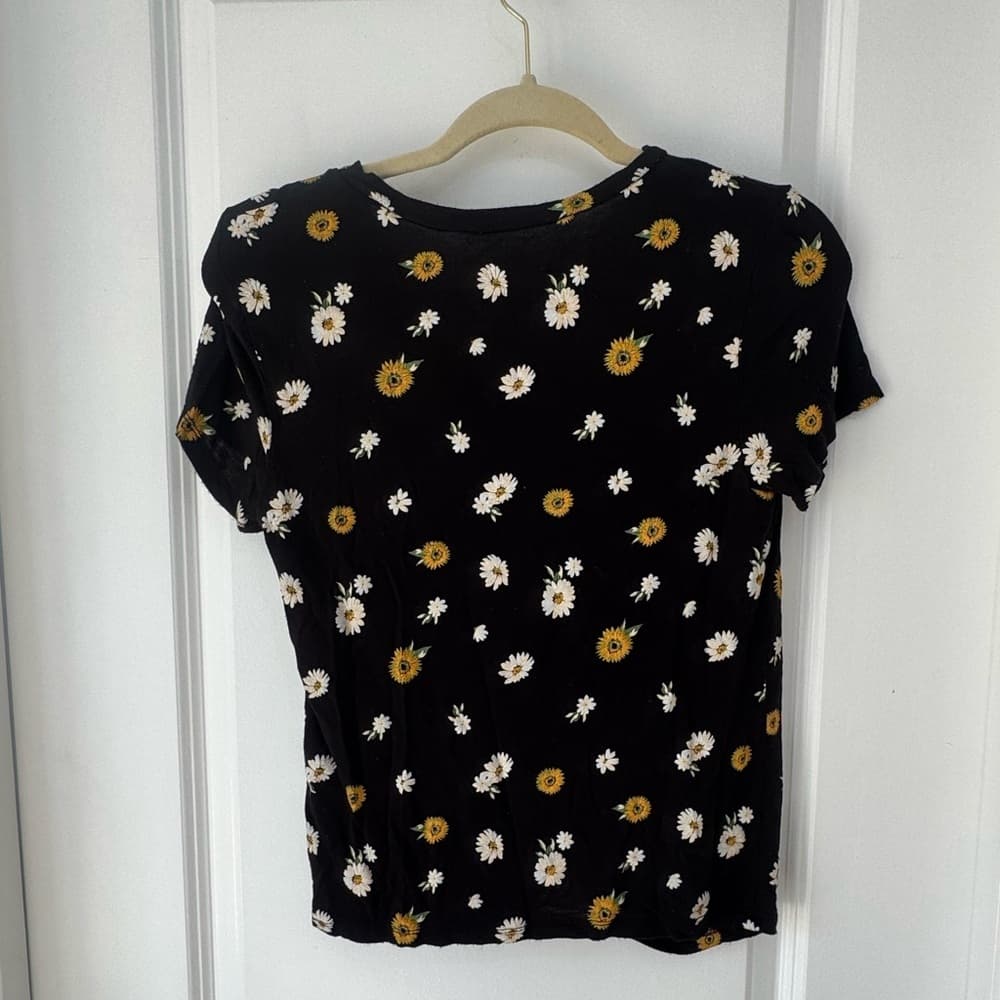 No Boundaries Black Daisy Floral Twist Front Tee M V-Neck Short Sleeve - Thumbnail 2