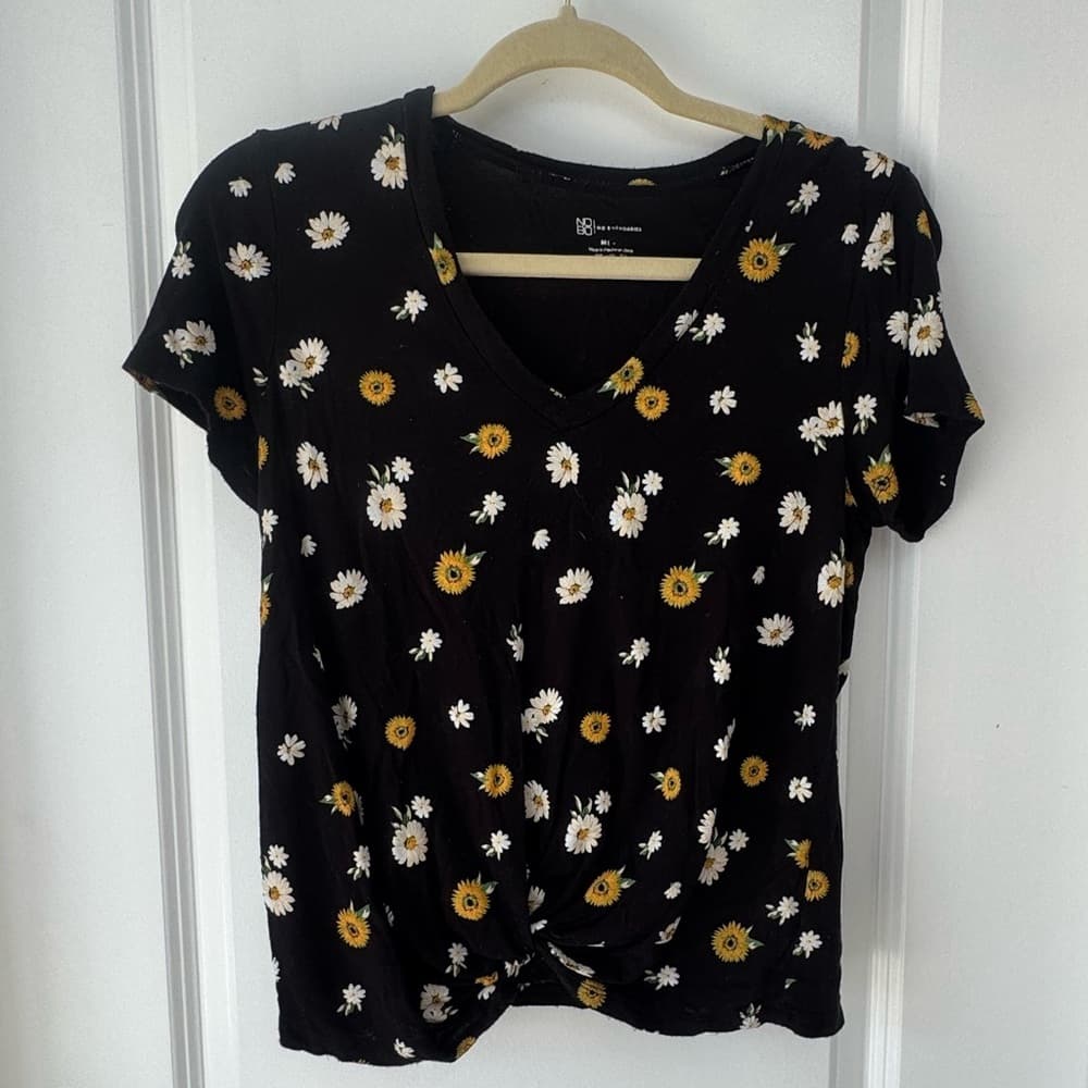 No Boundaries Black Daisy Floral Twist Front Tee M V-Neck Short Sleeve