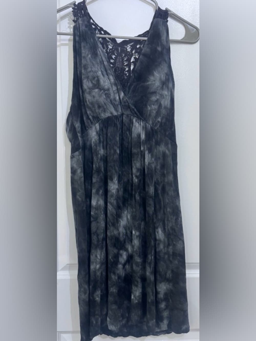 Elle Black Gray Tie Dye Crochet Shift Dress M V Neck Sleeveless