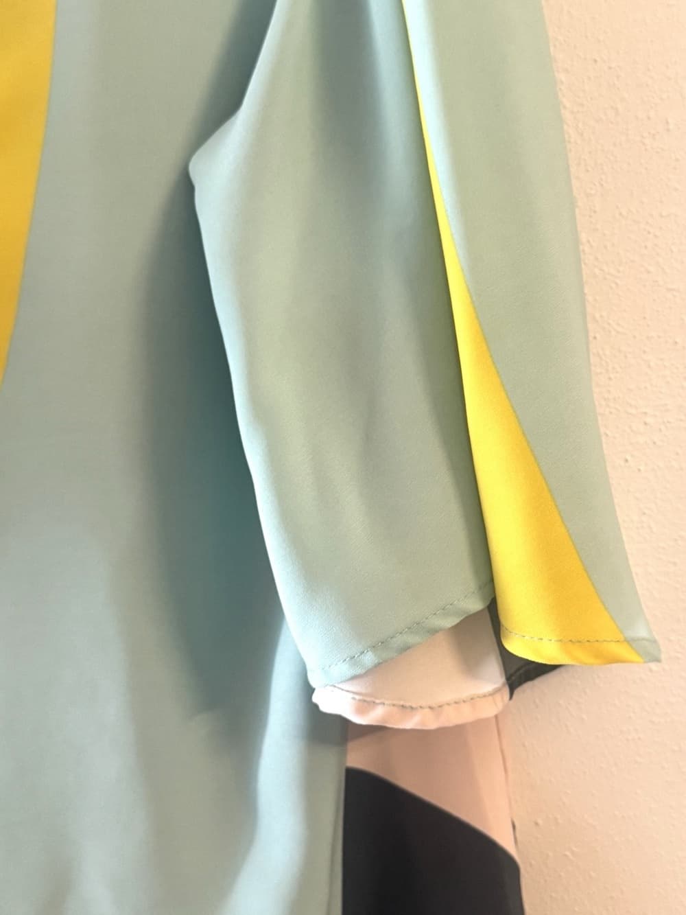 Tyche Women's Navy Mint Yellow Colorblock Flutter Sleeve V-Neck Blouse Large - Thumbnail 4