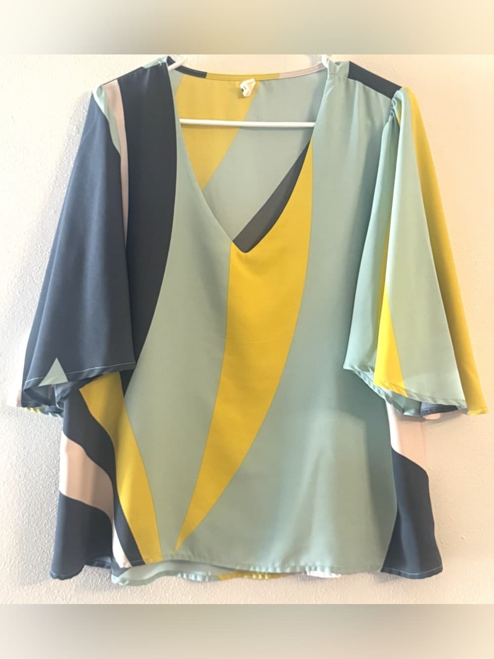 Tyche Women's Navy Mint Yellow Colorblock Flutter Sleeve V-Neck Blouse Large