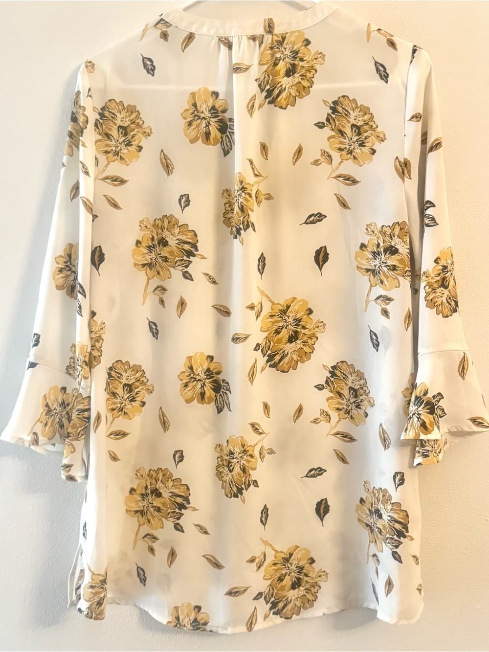 Maurices Women's Cream Yellow Floral Flutter Sleeve V-Neck Blouse Flowy Medium - Thumbnail 2