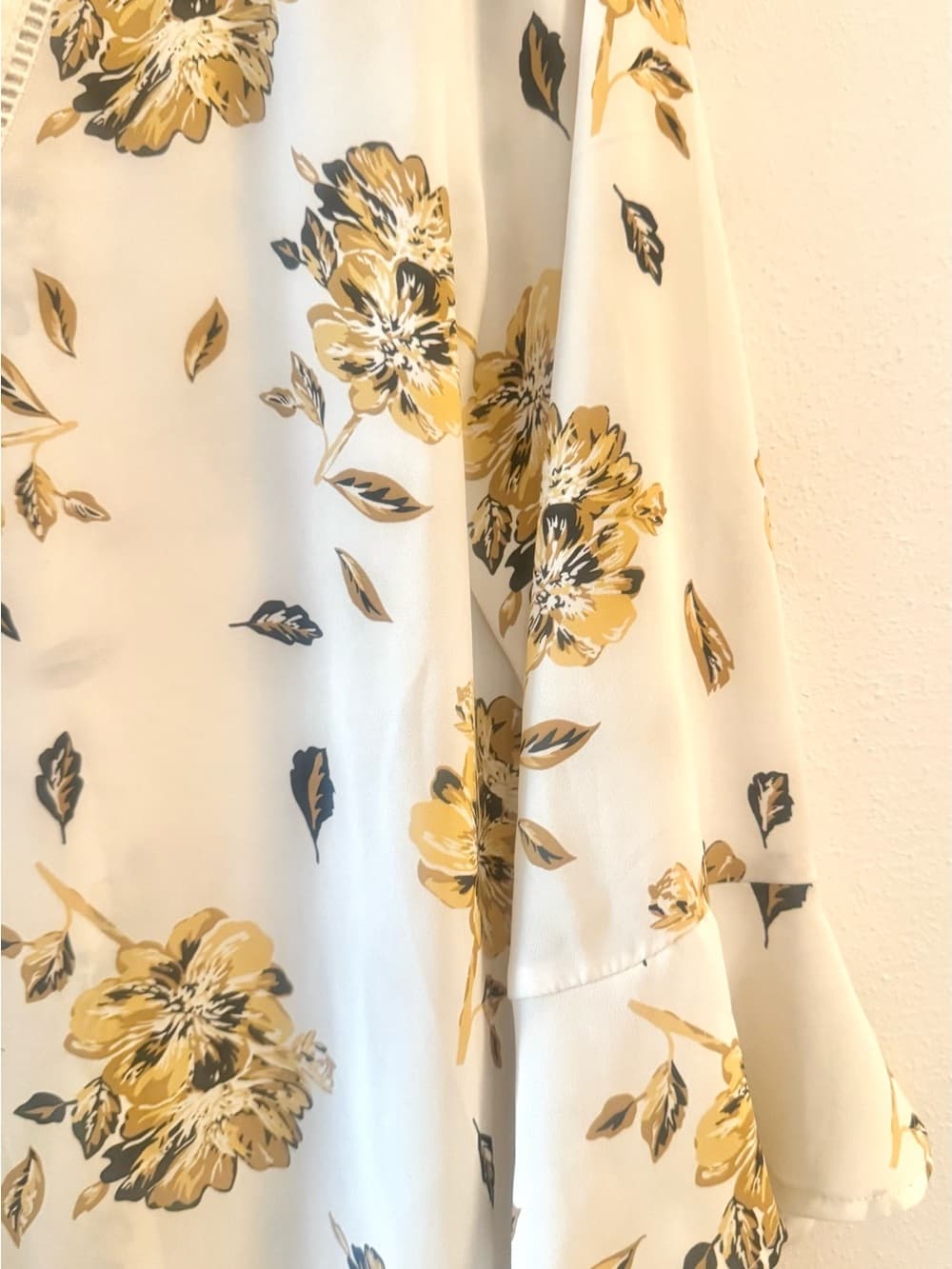 Maurices Women's Cream Yellow Floral Flutter Sleeve V-Neck Blouse Flowy Medium - Thumbnail 4
