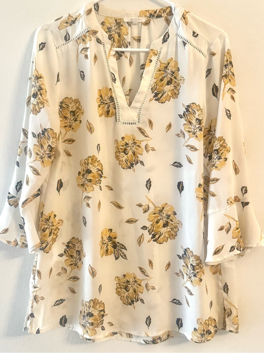 Maurices Women's Cream Yellow Floral Flutter Sleeve V-Neck Blouse Flowy Medium