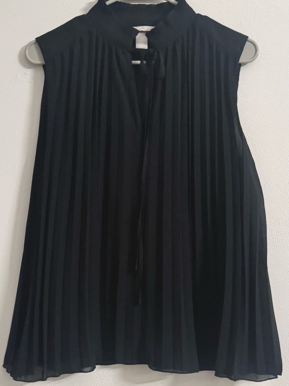 H&M Black Pleated Sleeveless Mock Neck Blouse S Lined Flowy Workwear Minimalist