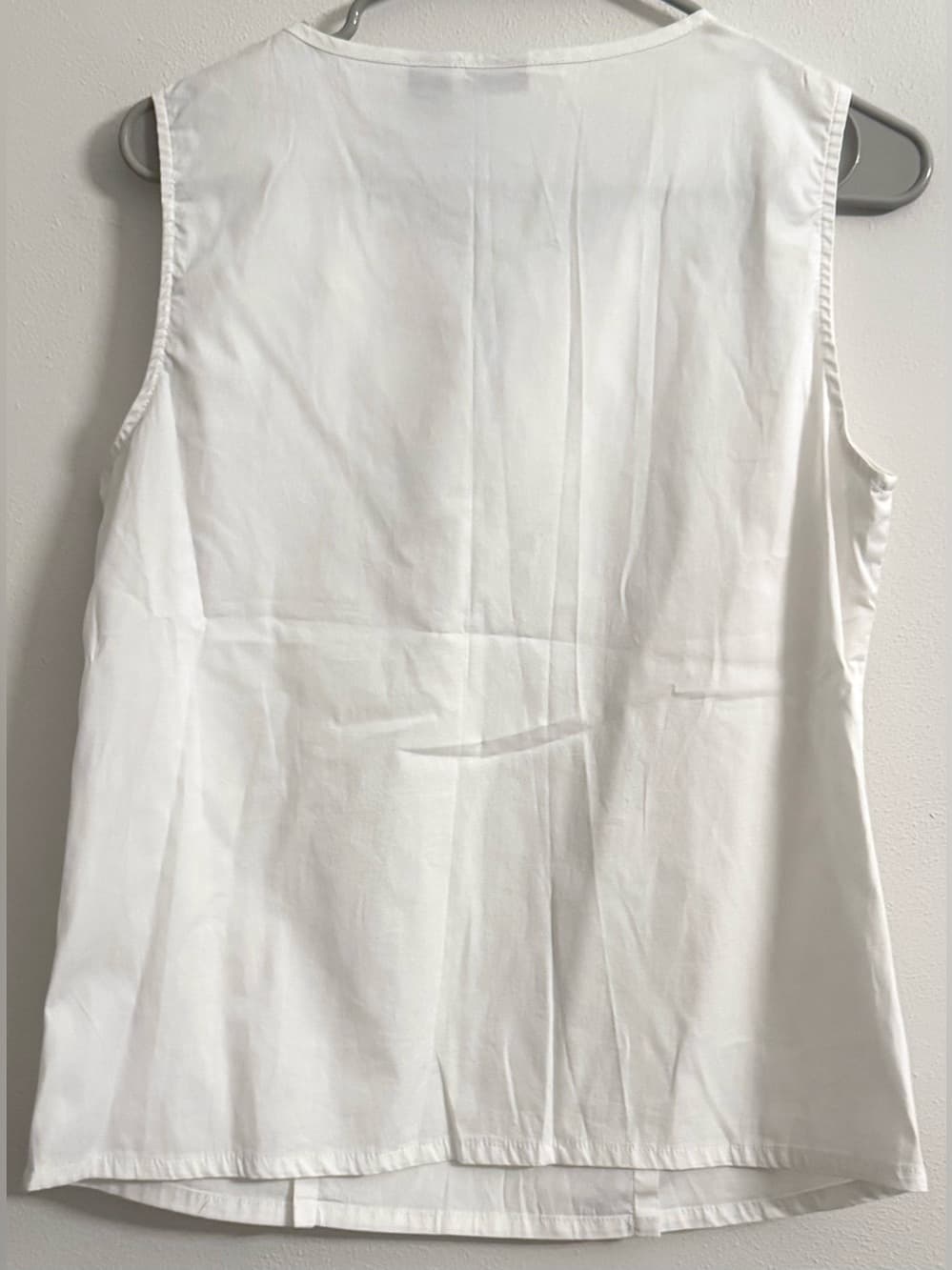 IZOD White Beaded Embellished V-Neck Sleeveless Shell Tank Top M Classic Preppy - Thumbnail 2