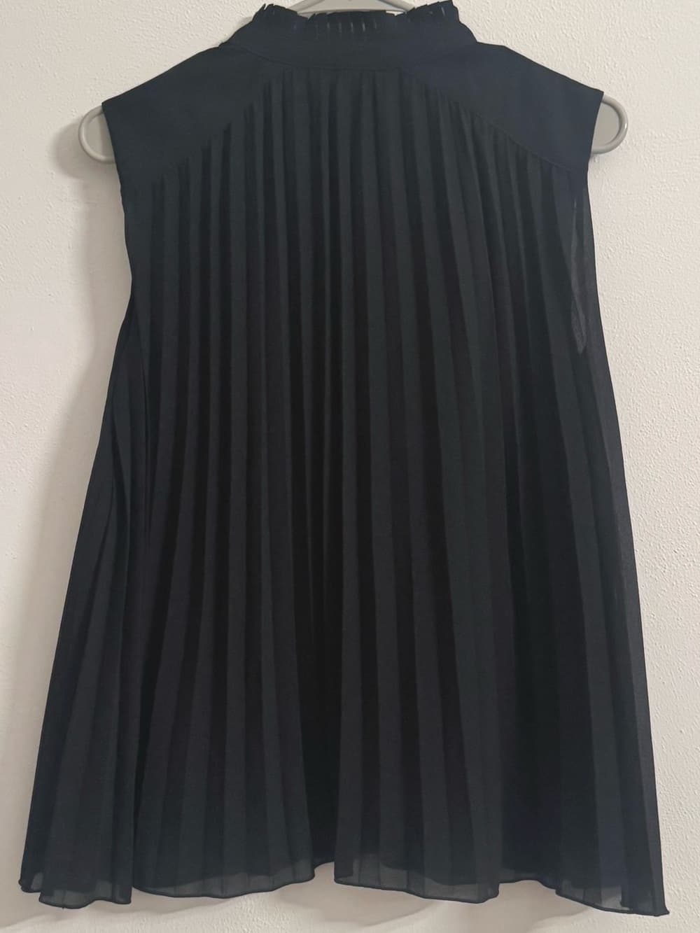 H&M Black Pleated Sleeveless Mock Neck Blouse S Lined Flowy Workwear Minimalist - Thumbnail 2