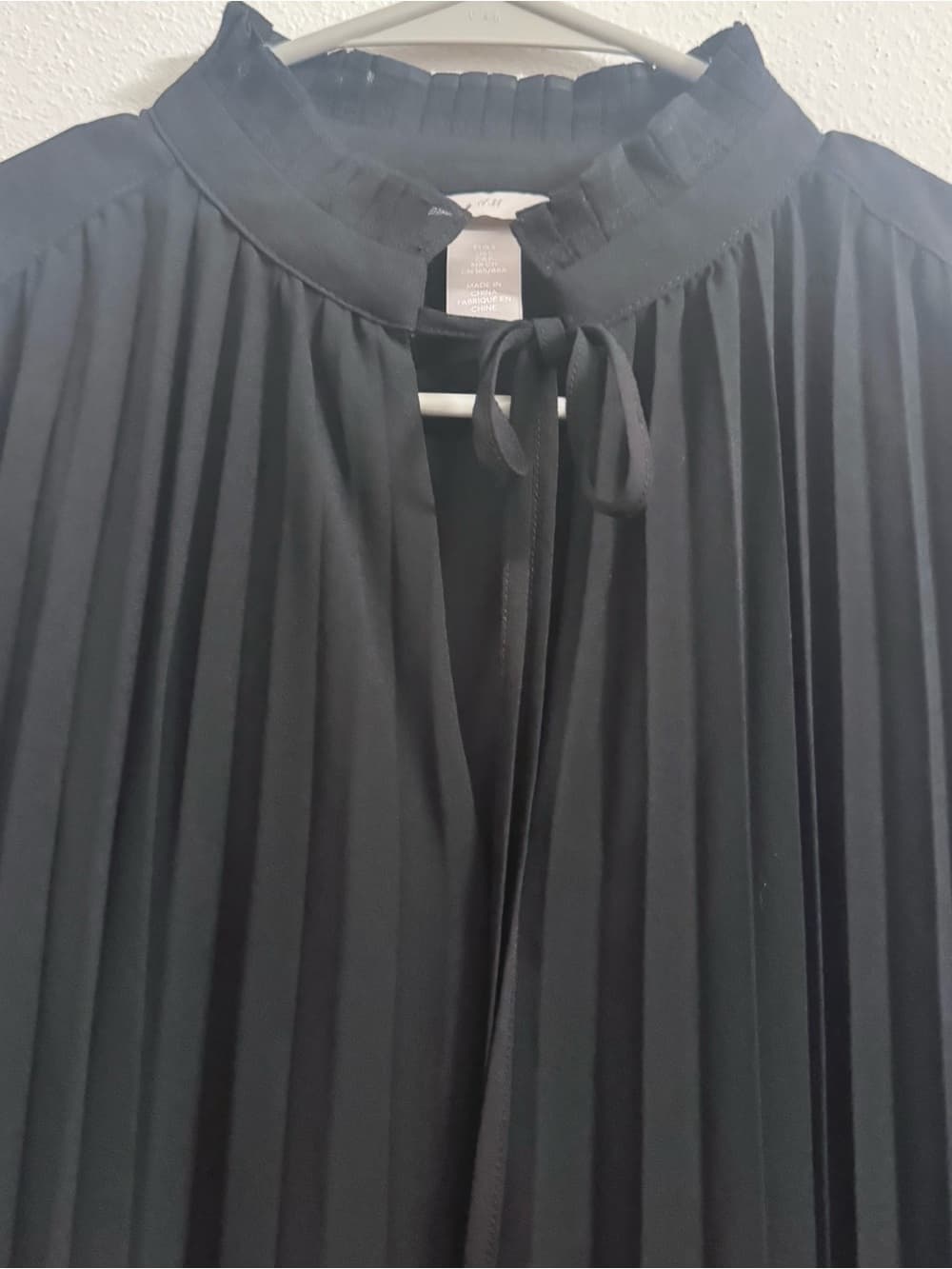 H&M Black Pleated Sleeveless Mock Neck Blouse S Lined Flowy Workwear Minimalist - Thumbnail 3