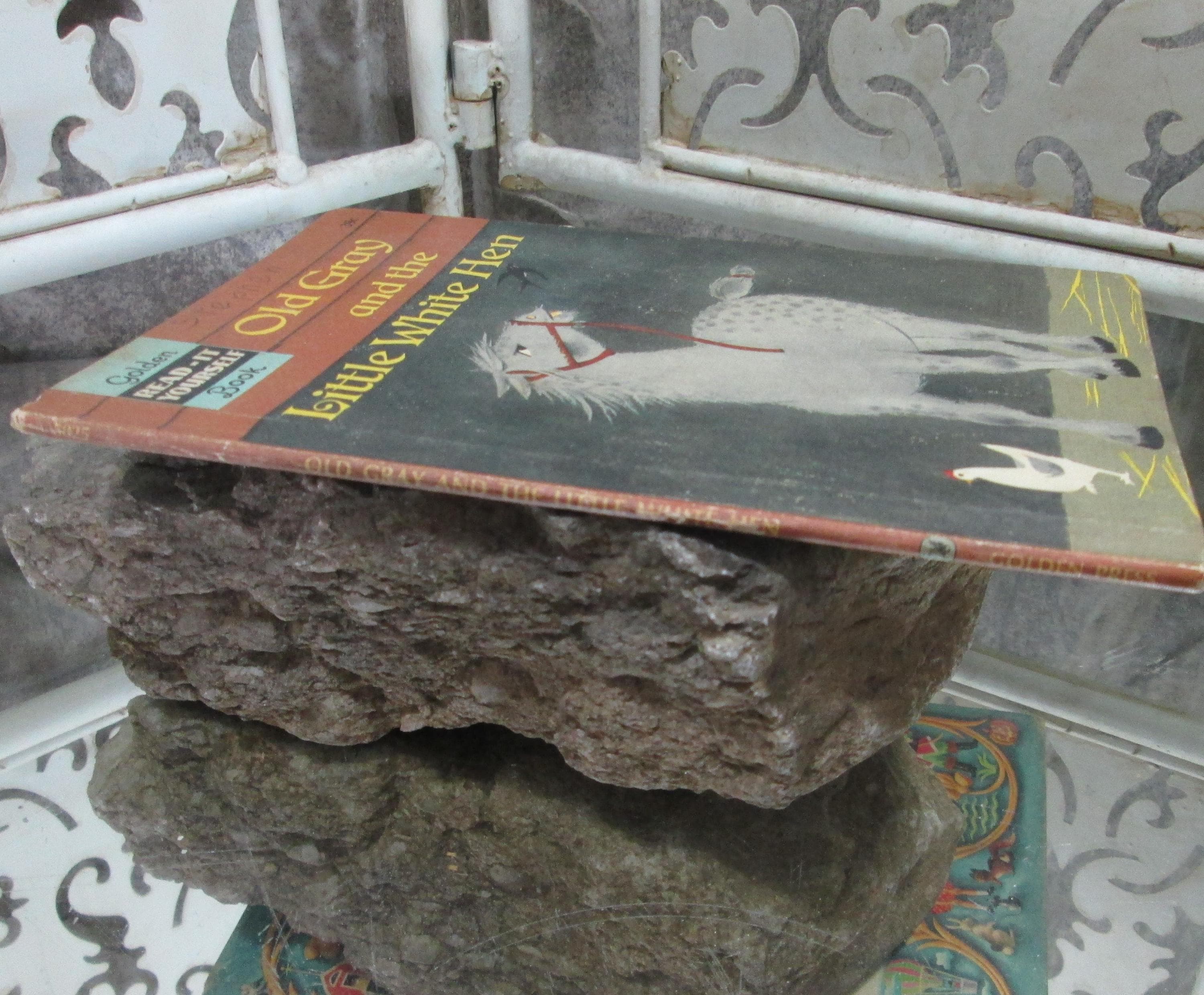 Golden Book Old Gray and the Little White Hen, 1966 - Thumbnail 2