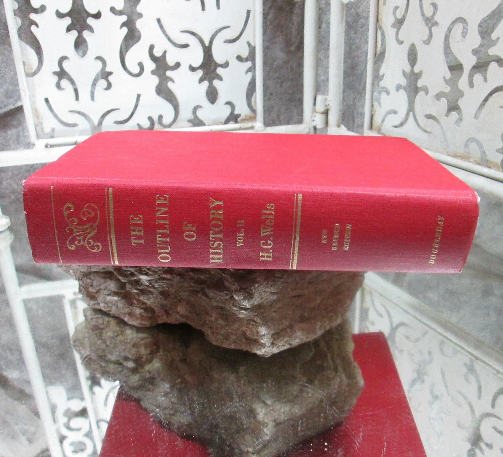 Vintage Edition The Outline of History Vol II by H.G. Wells, 1971 - Thumbnail 2
