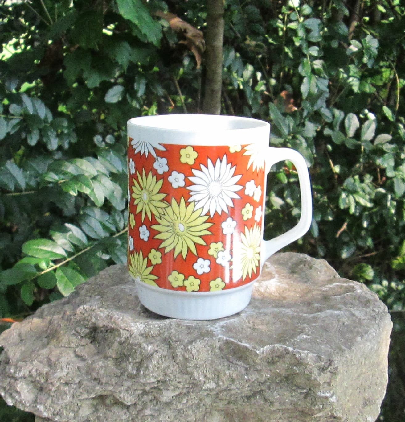 Lot of 4 Vintage Mid-Century Daisy Pattern Coffee Cups