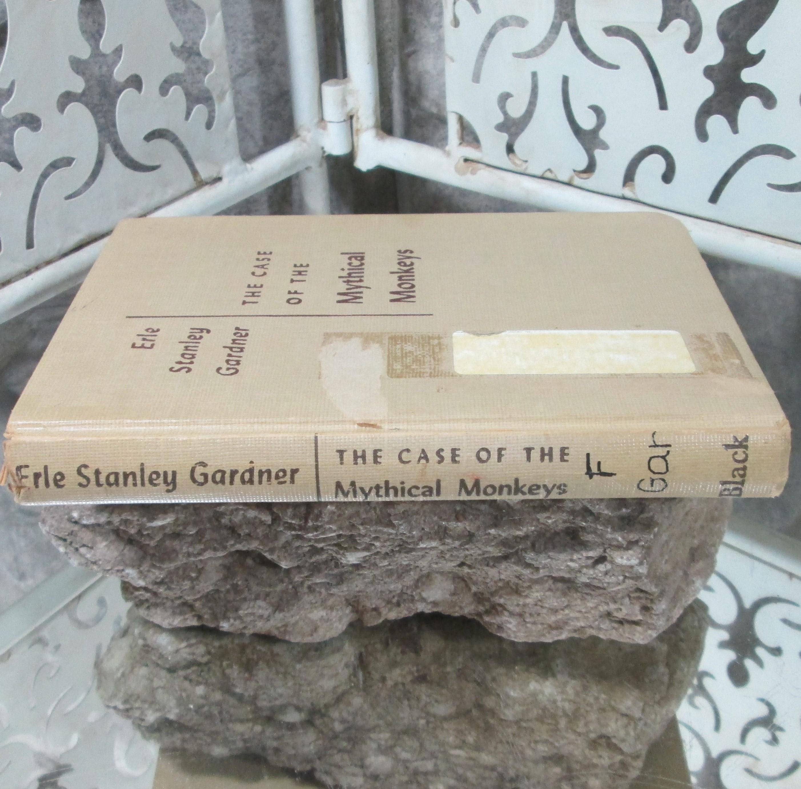 The Case of the Mythical Monkeys by Erle Stanley Gardner, 1959 - Thumbnail 2