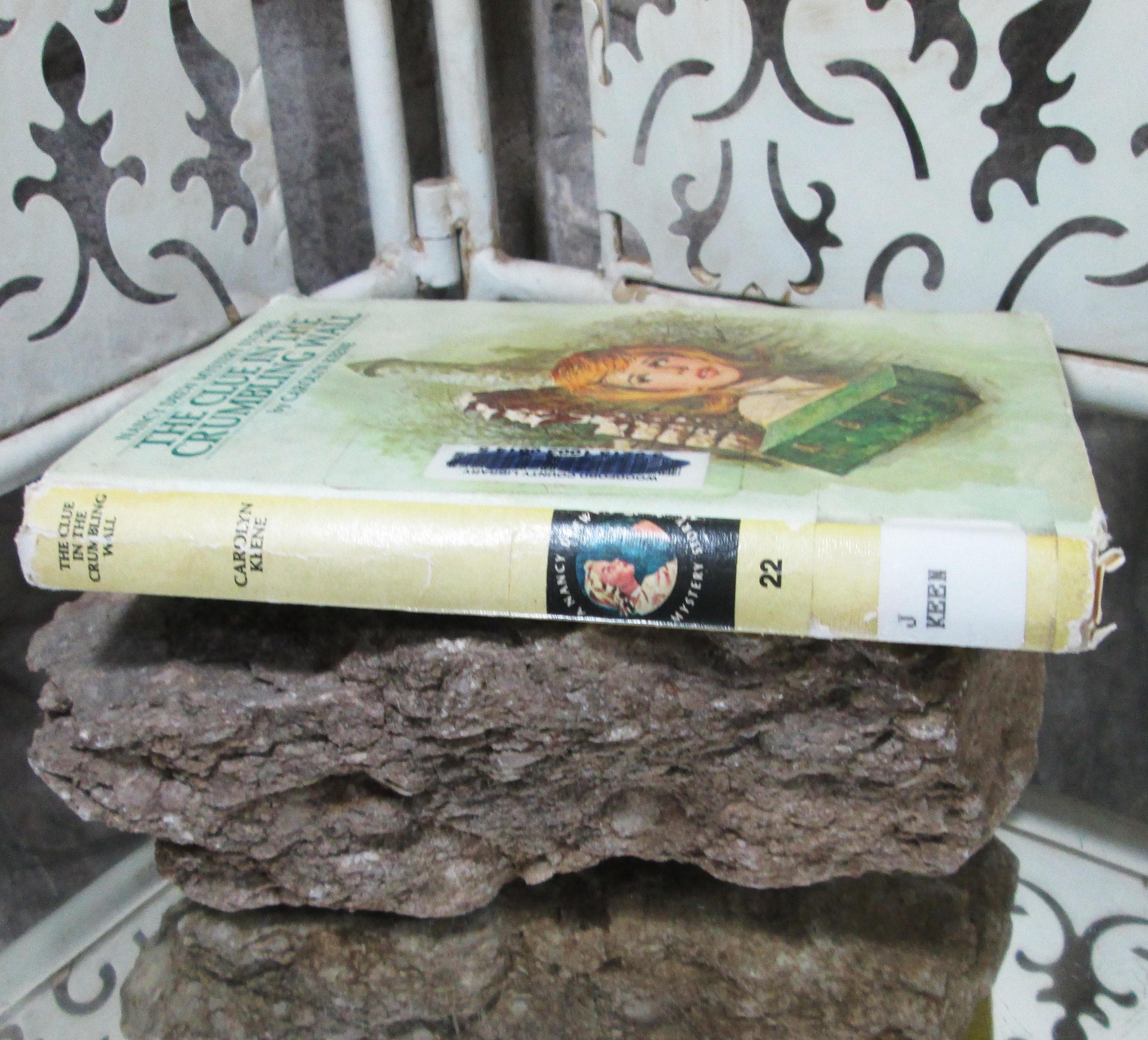 The Clue in the Crumbling Wall by Carolyn Keene, Nancy Drew Mystery #22, 1980s Edition - Thumbnail 2