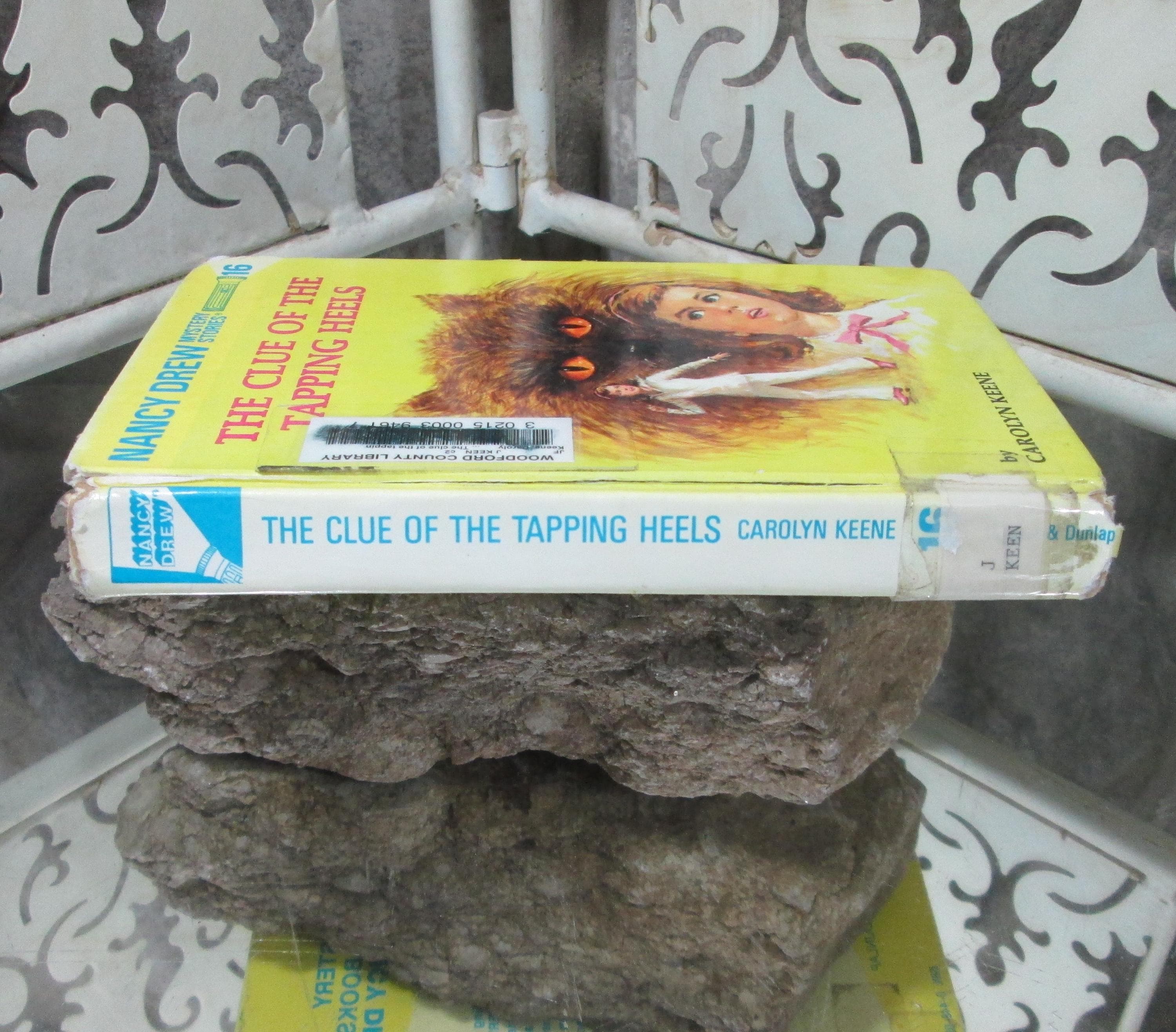 The Clue of the Tapping Heels by Carolyn Keene, Nancy Drew Mystery, 1980s Flashlight Edition #16 - Thumbnail 2