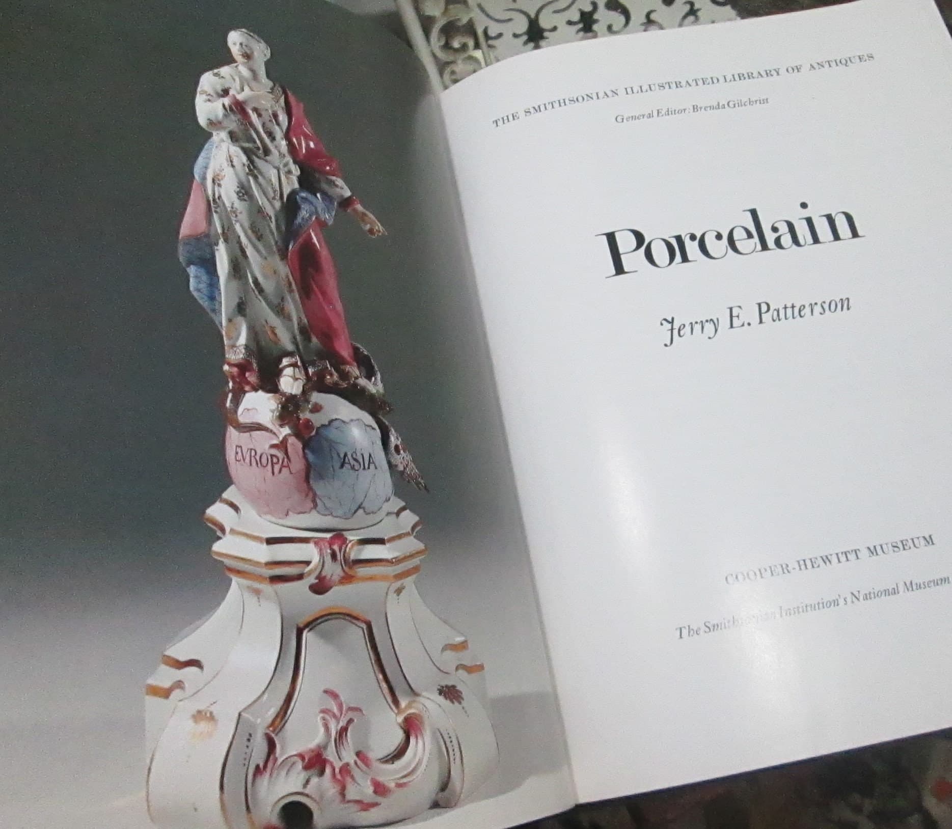 Vintage Smithsonian Porcelain Reference Book, 1979 - Thumbnail 3