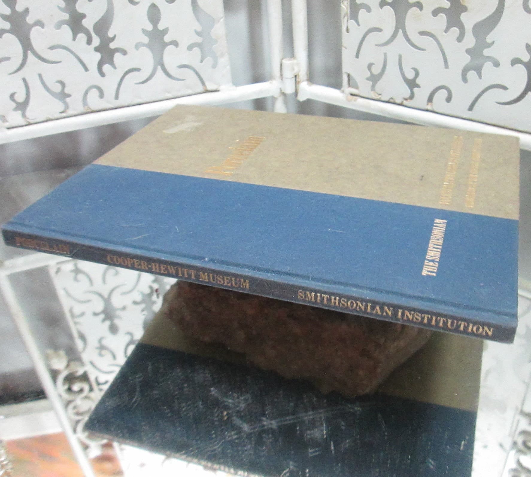 Vintage Smithsonian Porcelain Reference Book, 1979 - Thumbnail 2