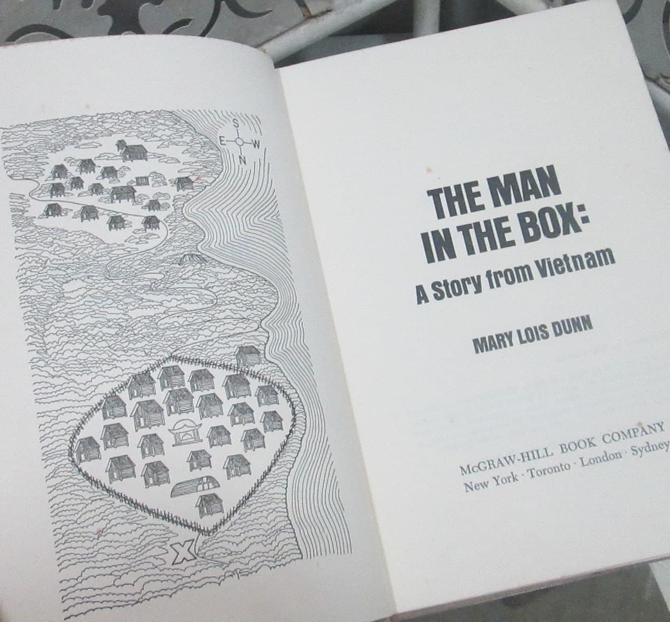 Vintage Book The Man in the Box: A Story from Vietname by Mary Lois Dunn, 1968 - Thumbnail 5