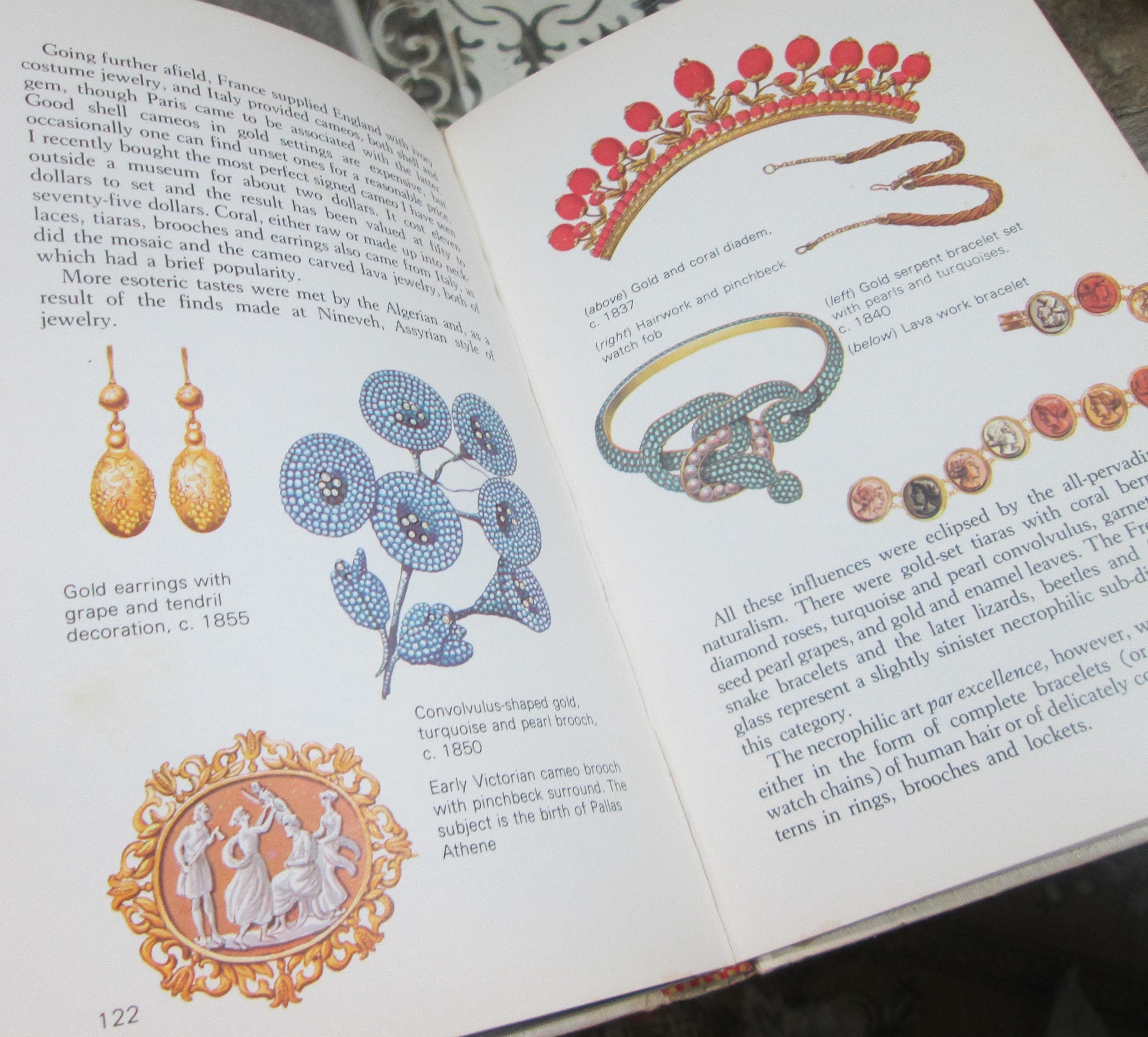 Victorian Furniture and Furnishing by Juri Gabriel, 1971, Vintage Book - Thumbnail 3
