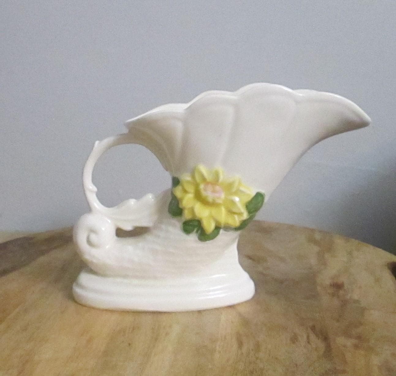 Vintage Hull Pottery Pretty Floral Vase - Thumbnail 2