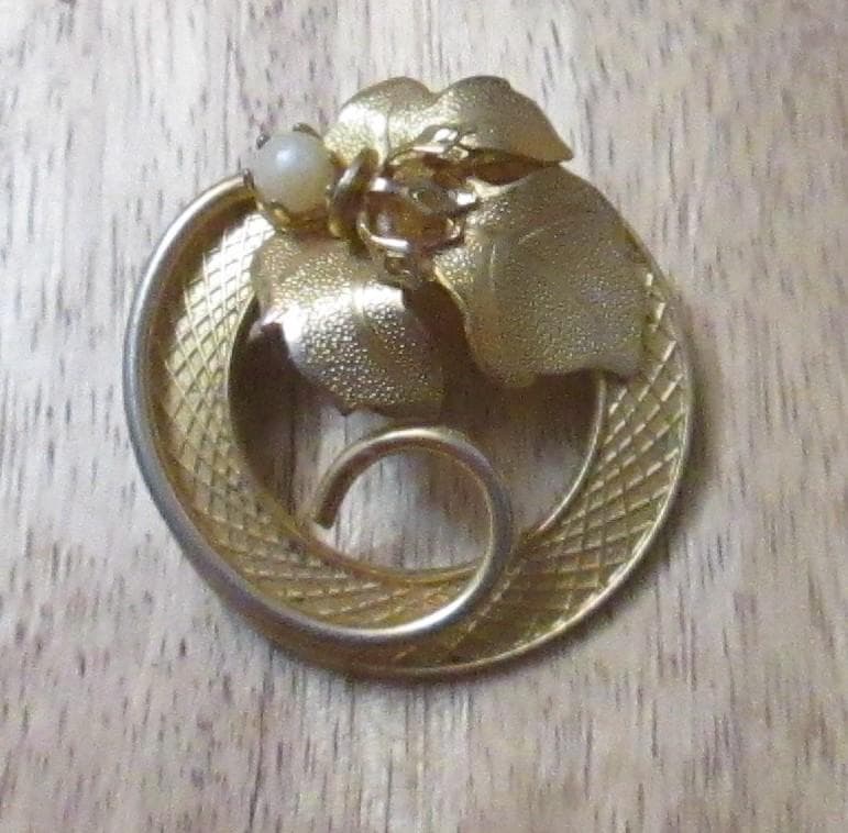Vintage Gold Tone Leaf Wreath Brooch
