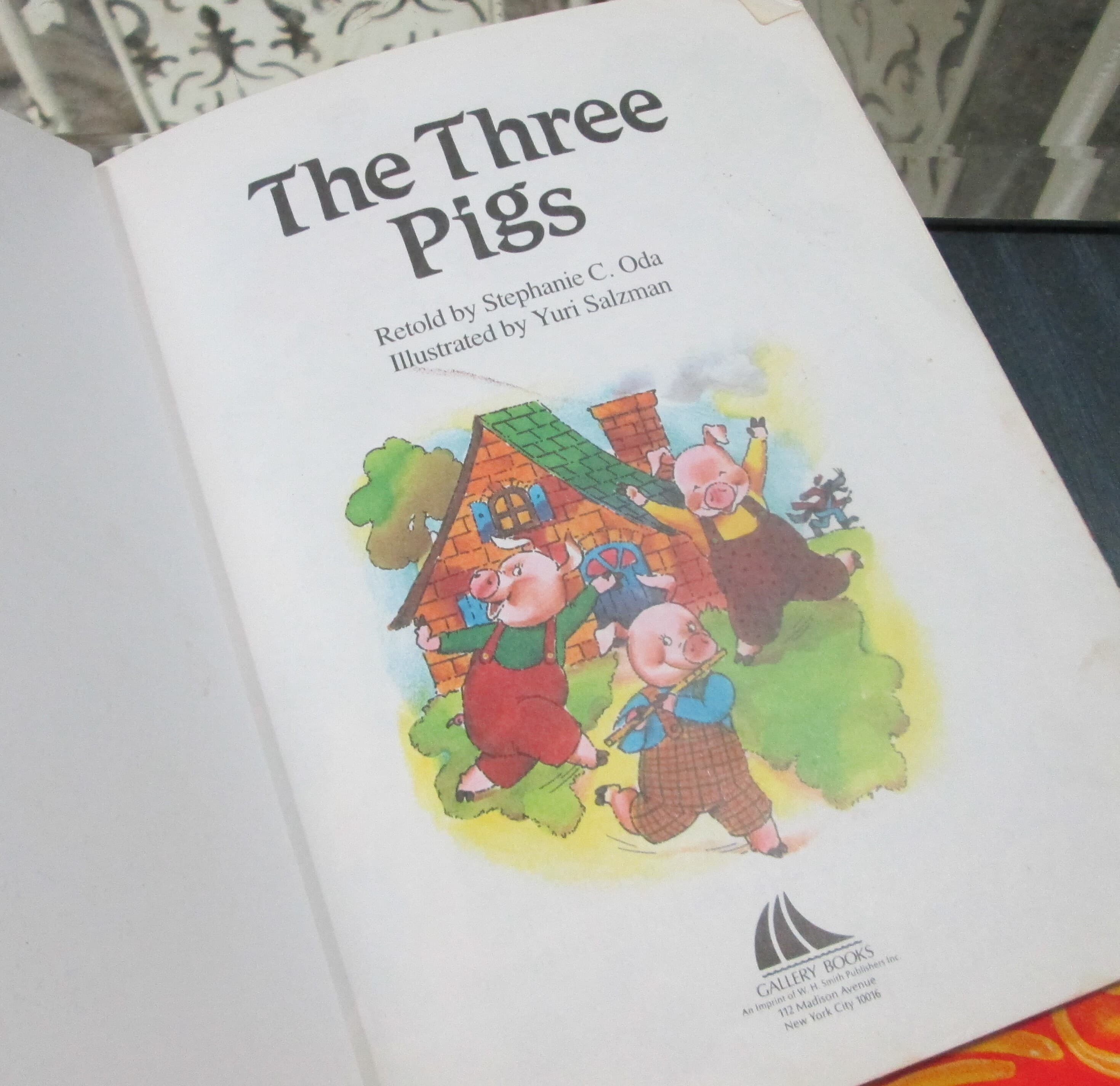 Vintage Children's Book The Three Pigs by Stephanie C. Oda - Thumbnail 3