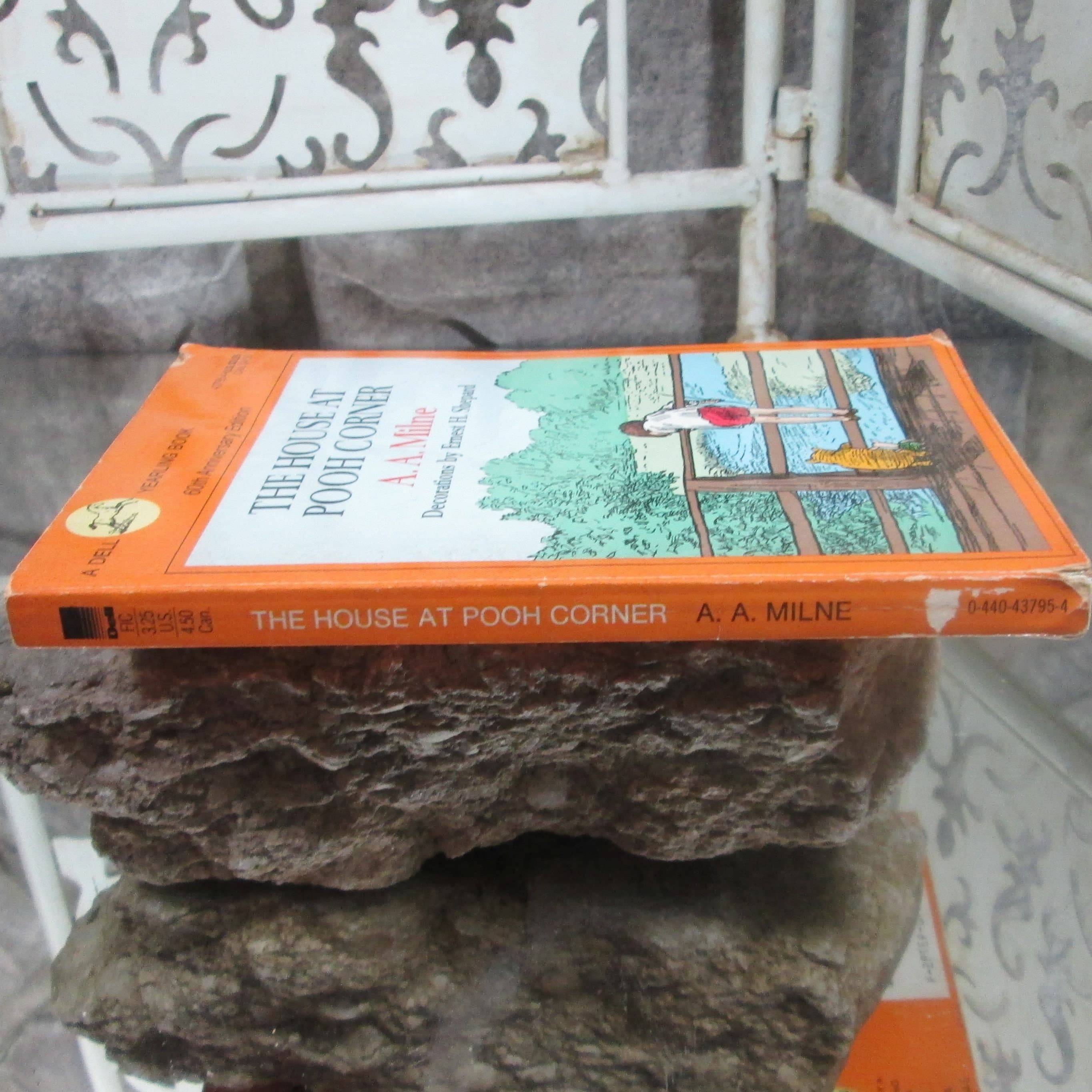 Vintage Paperback The House at Pooh Corner by A.A. Milne, 1970 - Thumbnail 2