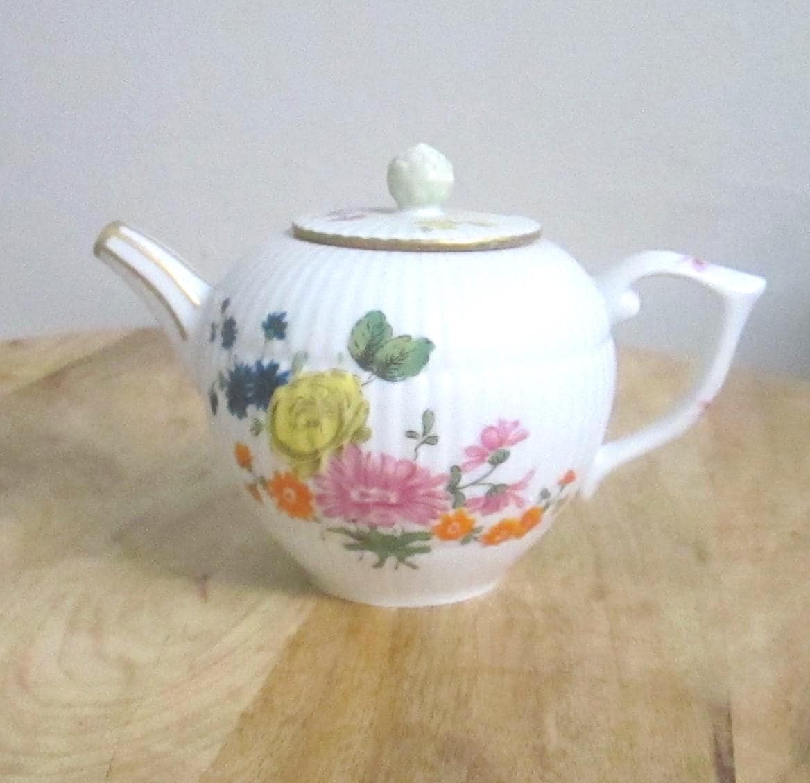 Vintage Franklin Mint Victoria & Albert Museum Furstenberg Teapot