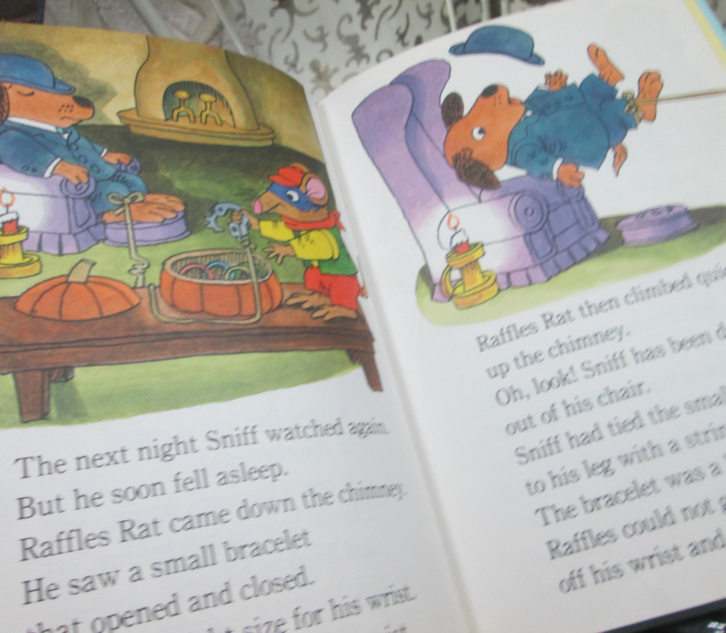 Richard Scarry's Sniff the Detective, 1988, Children's Book - Thumbnail 3