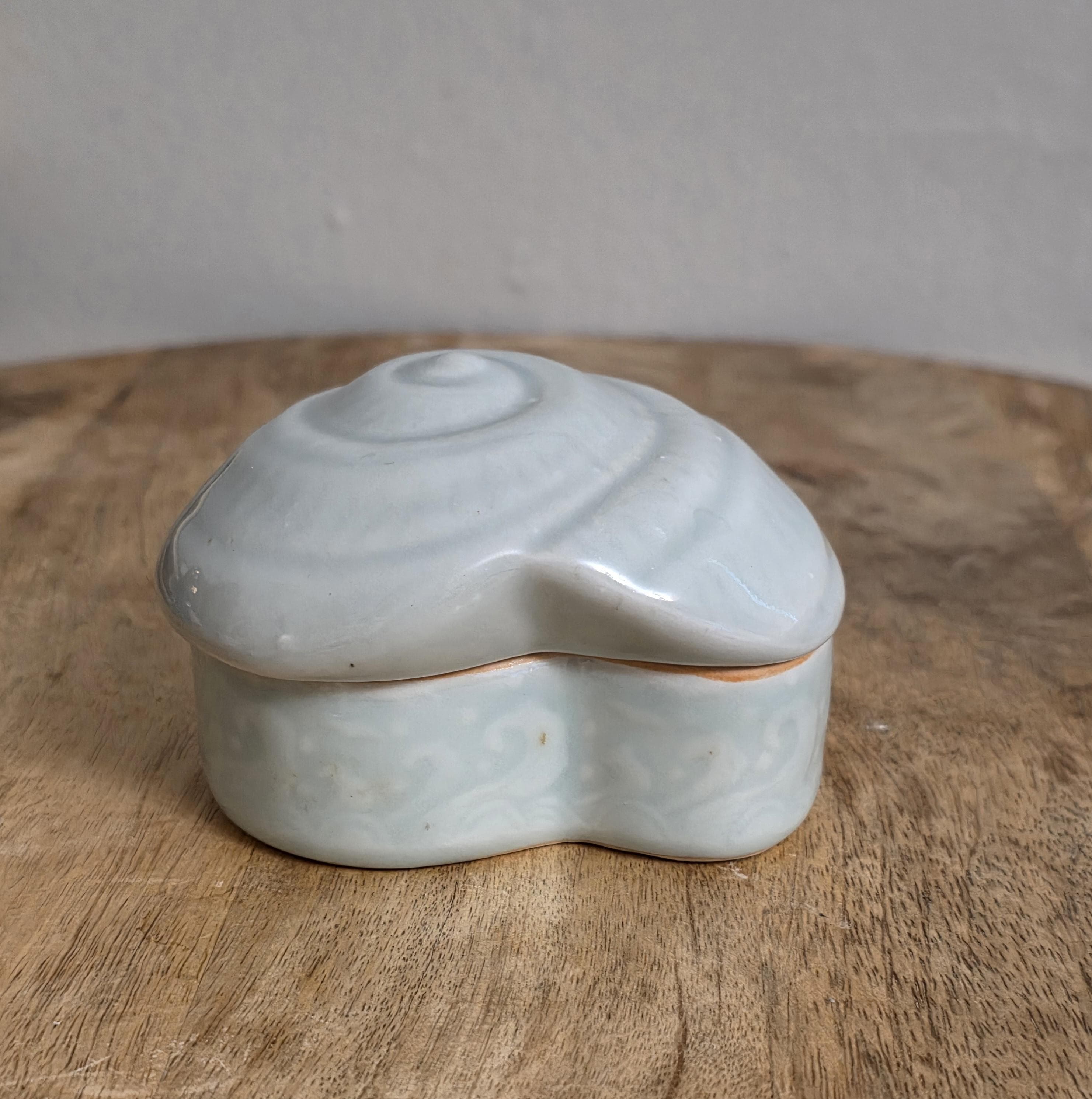 Vintage Celadon Seashell Trinket Box - Thumbnail 2