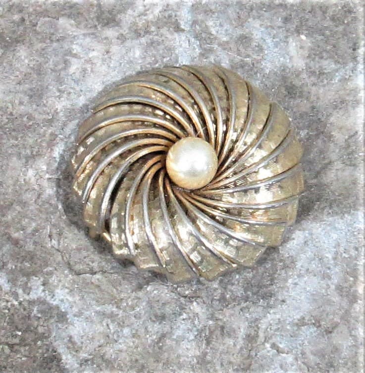 Vintage Gold Tone Swirl Wreath Brooch