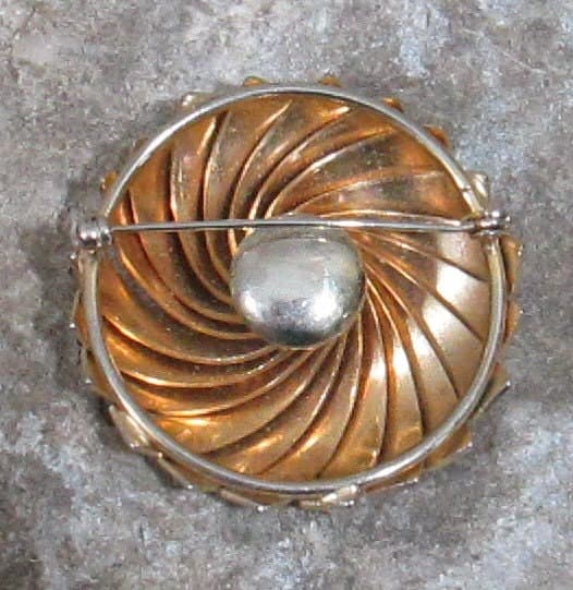 Vintage Gold Tone Swirl Wreath Brooch - Thumbnail 2